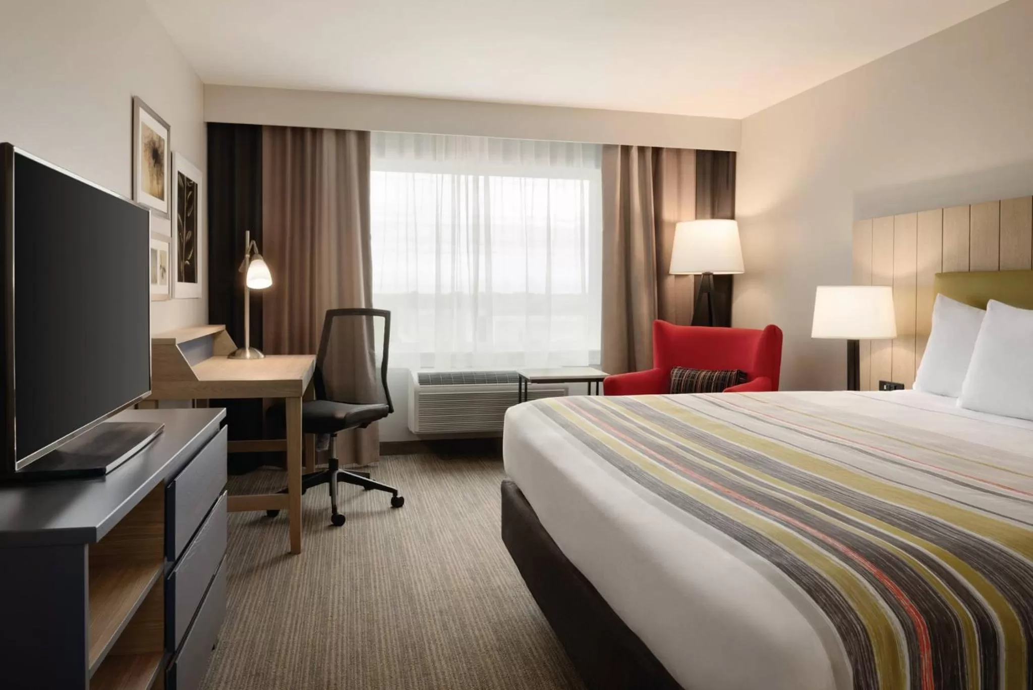 King Room - Disability Access/Non-Smoking in Country Inn & Suites by Radisson, Ft Atkinson, WI