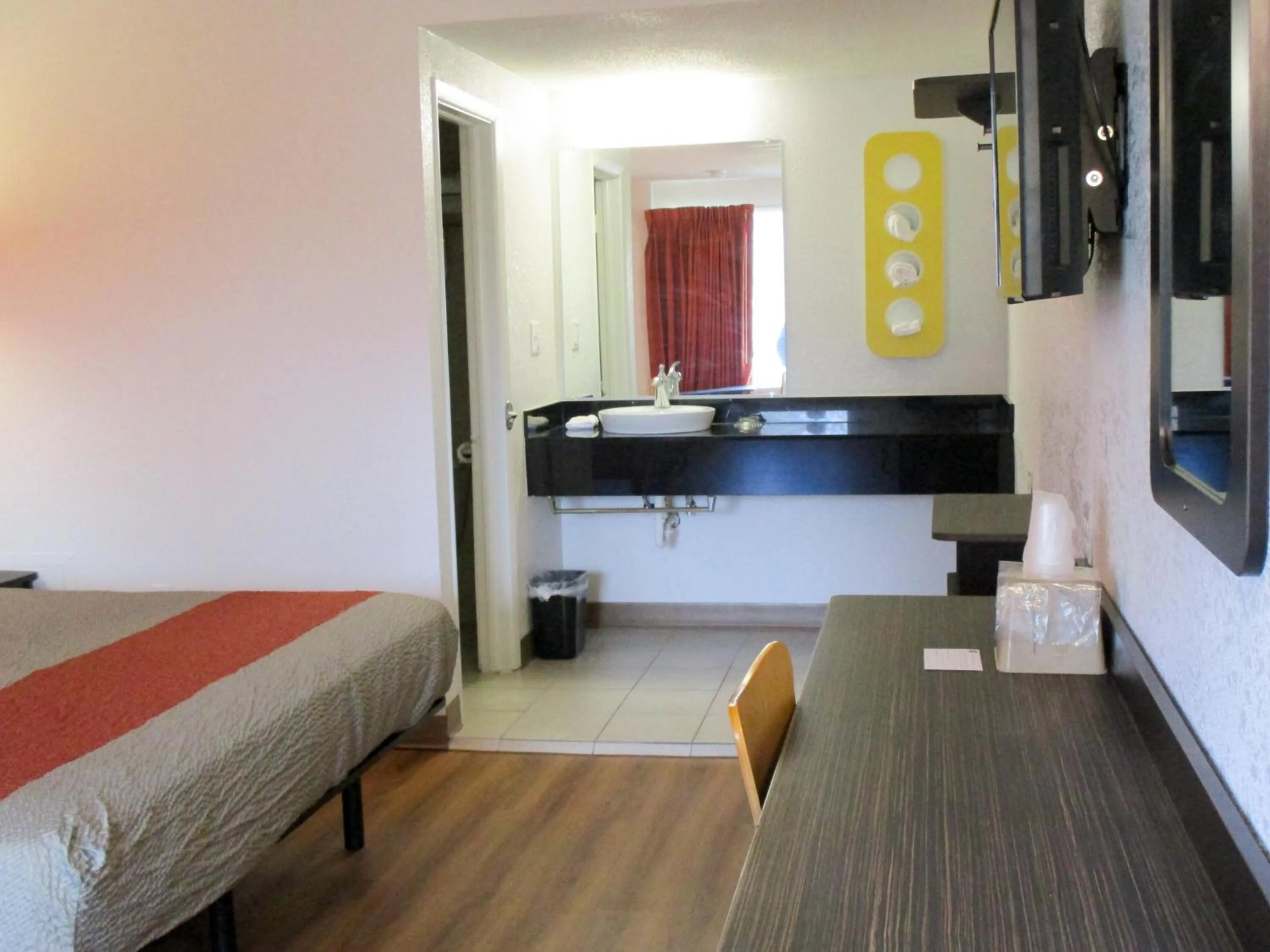 Deluxe Queen Room - Smoking in Motel 6-Schenectady, NY