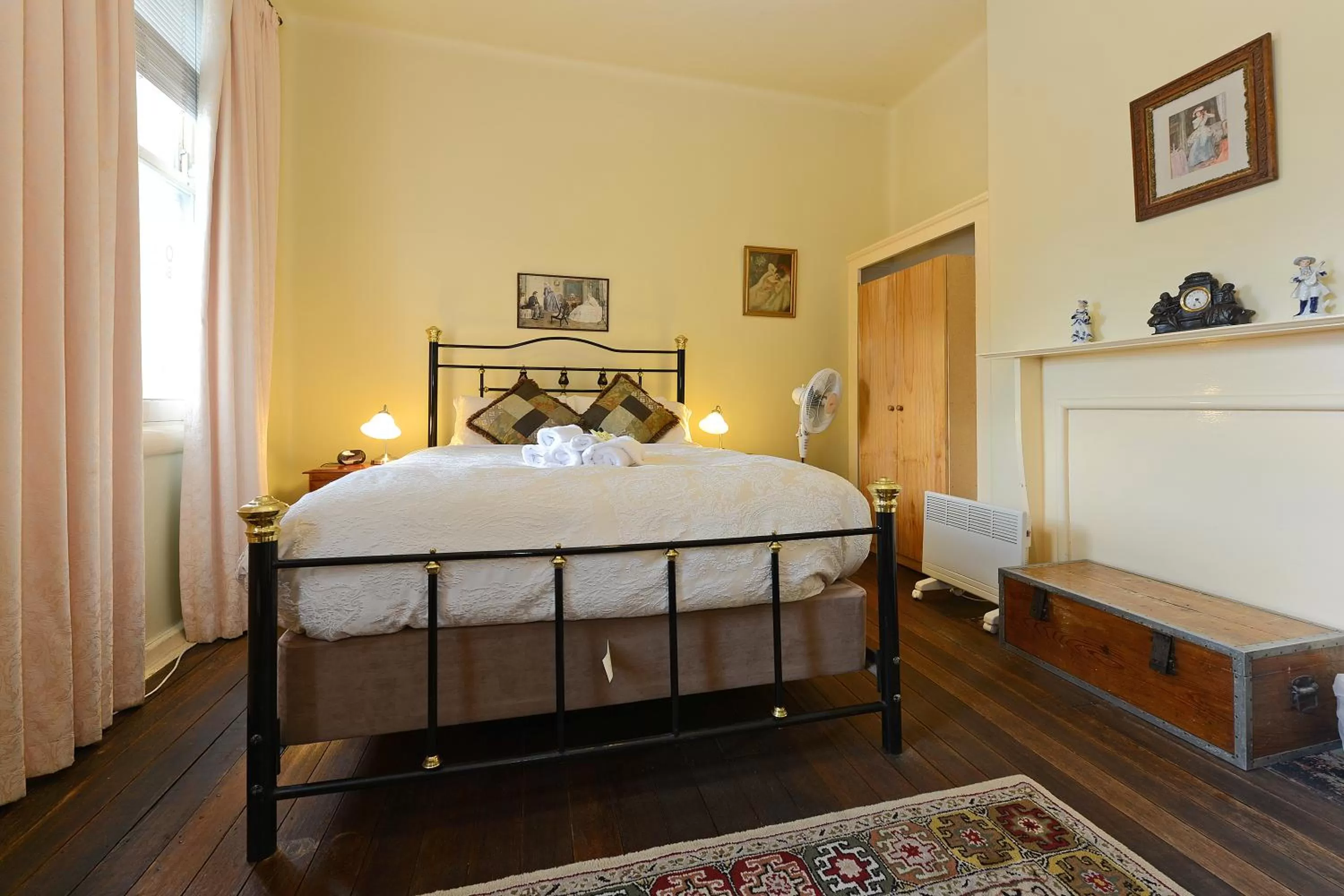 Queen Room with Shared Bathroom in Edinburgh Gallery Bed & Breakfast
