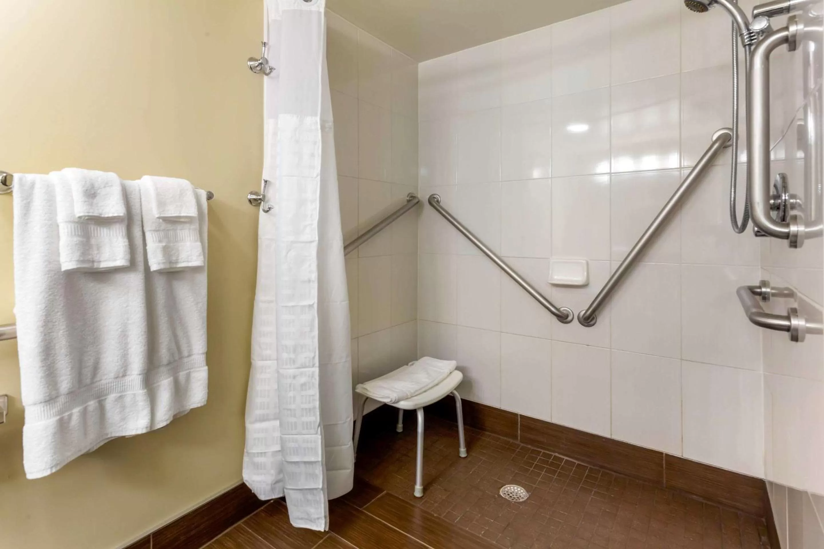 Standard King Room with Tub - Accessible/Non-Smoking in Comfort Inn Hammond I-94