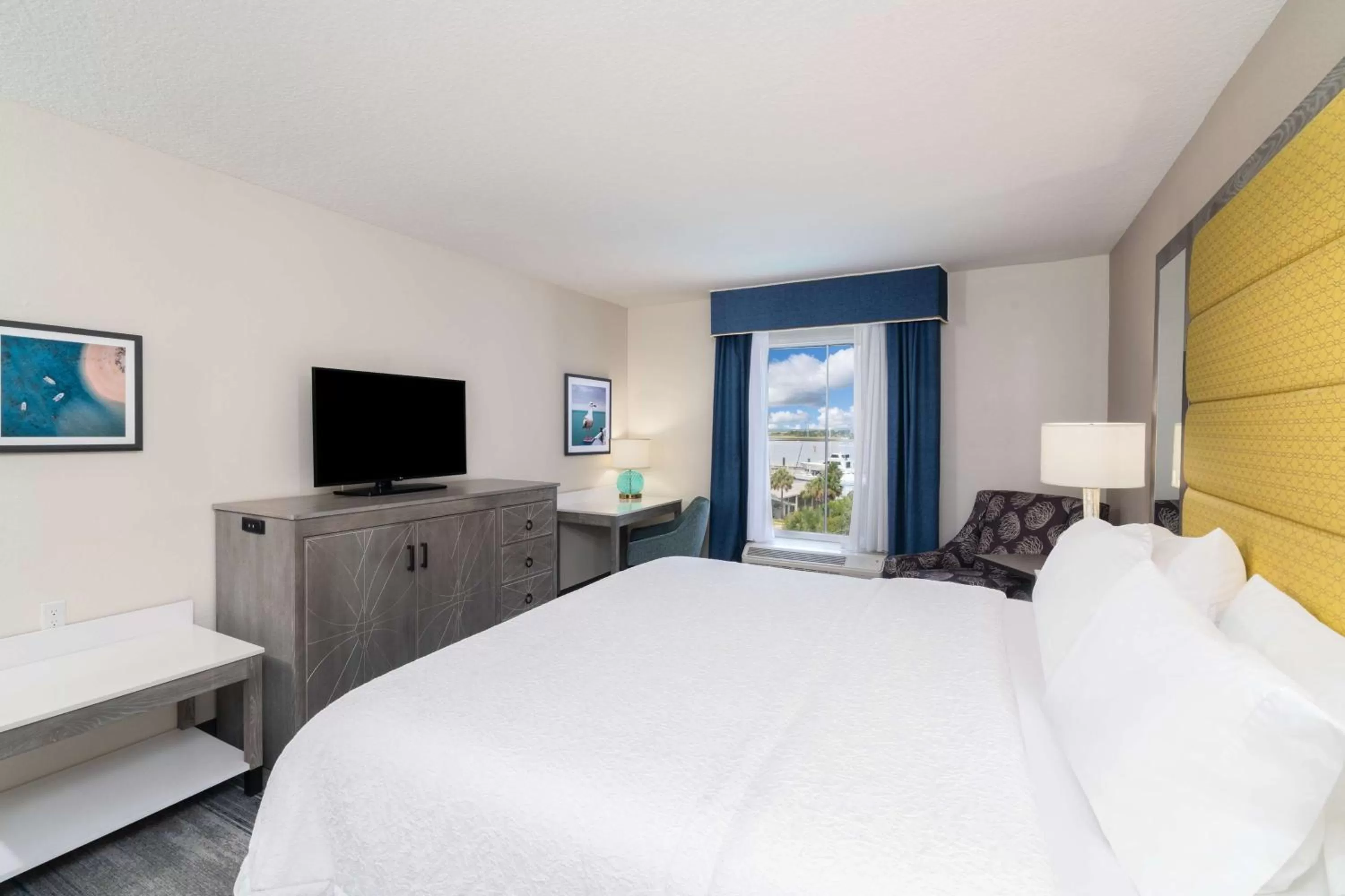 King Room with King Bed - Non-Smoking in Hampton Inn & Suites Amelia Island-Historic Harbor Front