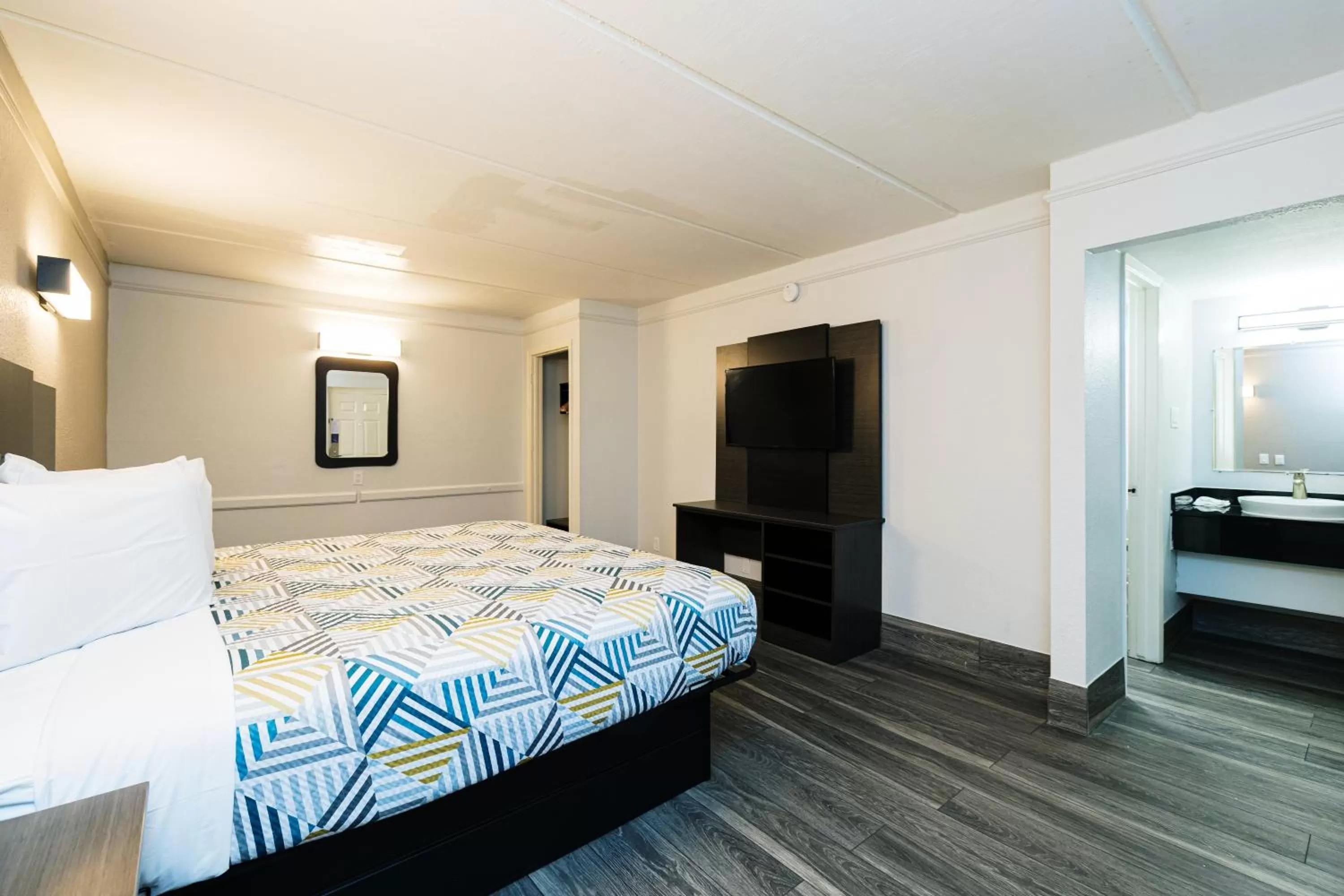 Deluxe King Room - Non-Smoking in Studio 6 Baytown, Tx - Garth Road