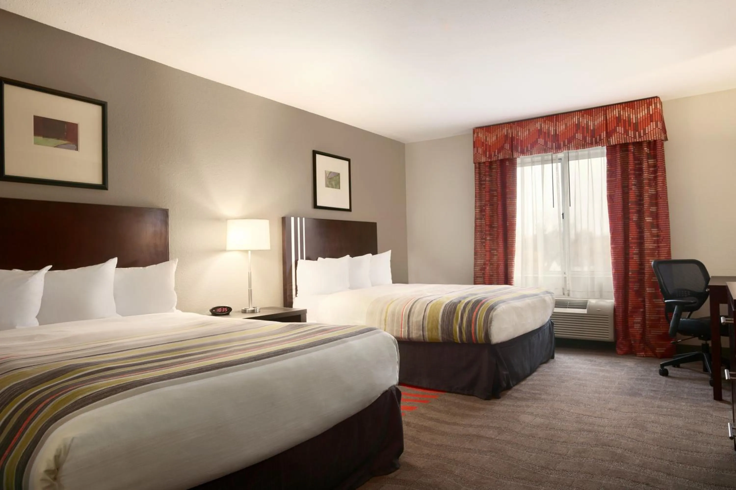 Queen Room with Two Queen Beds in Country Inn & Suites by Radisson, Dearborn, MI