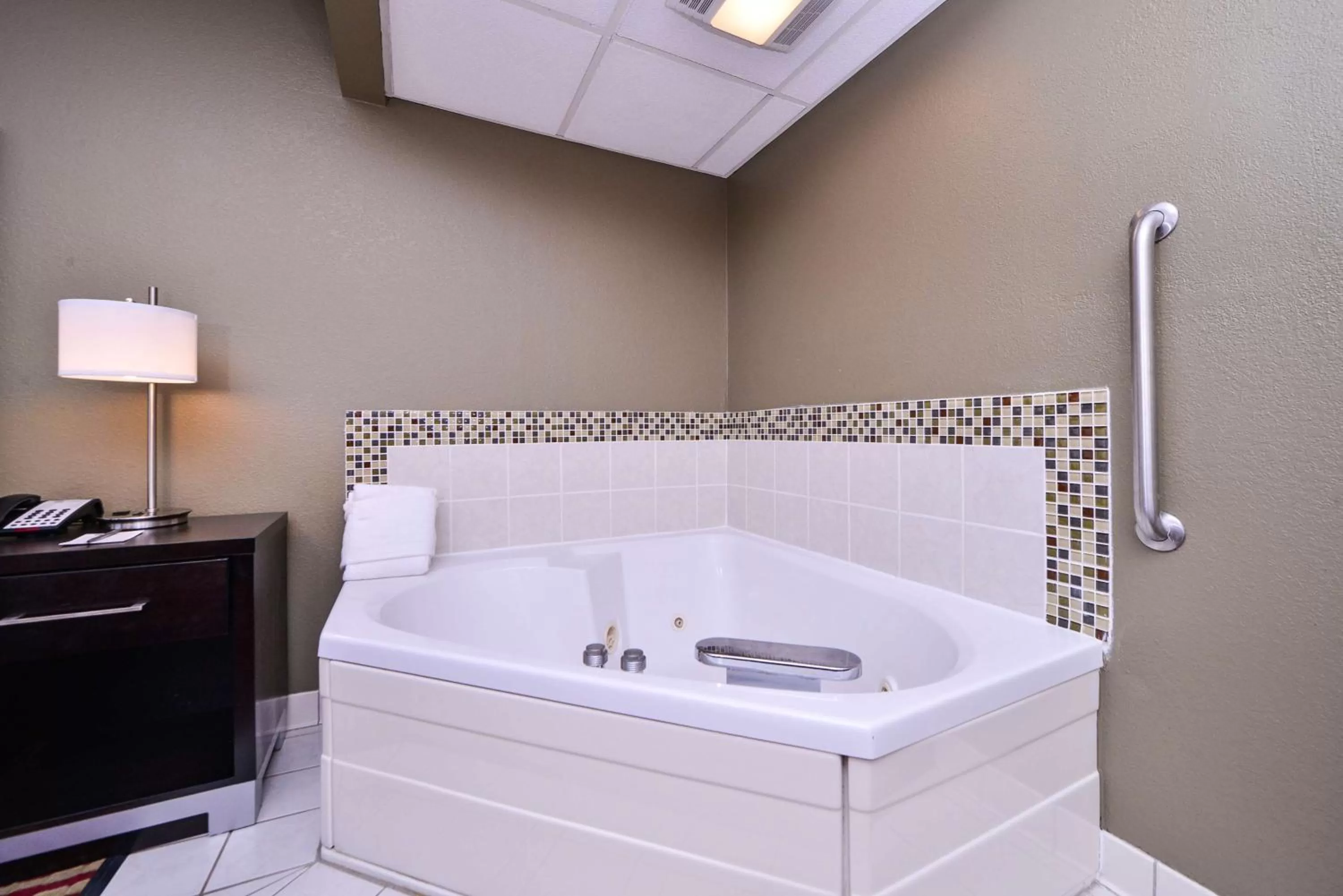 Queen Room with Whirlpool - Non-Smoking in Best Western Germantown Inn