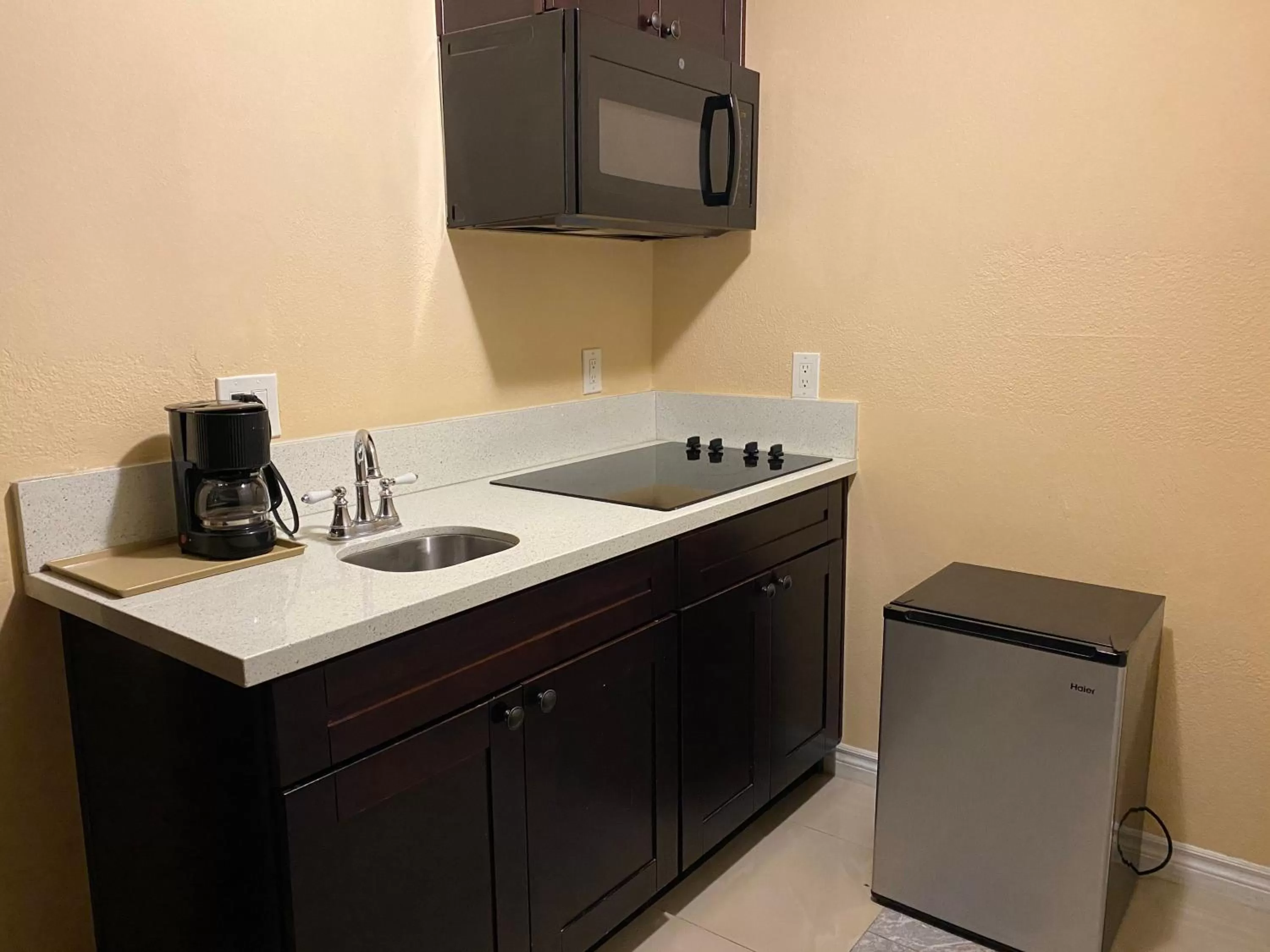 Standard Queen Room in The Lemon Tree Hotel