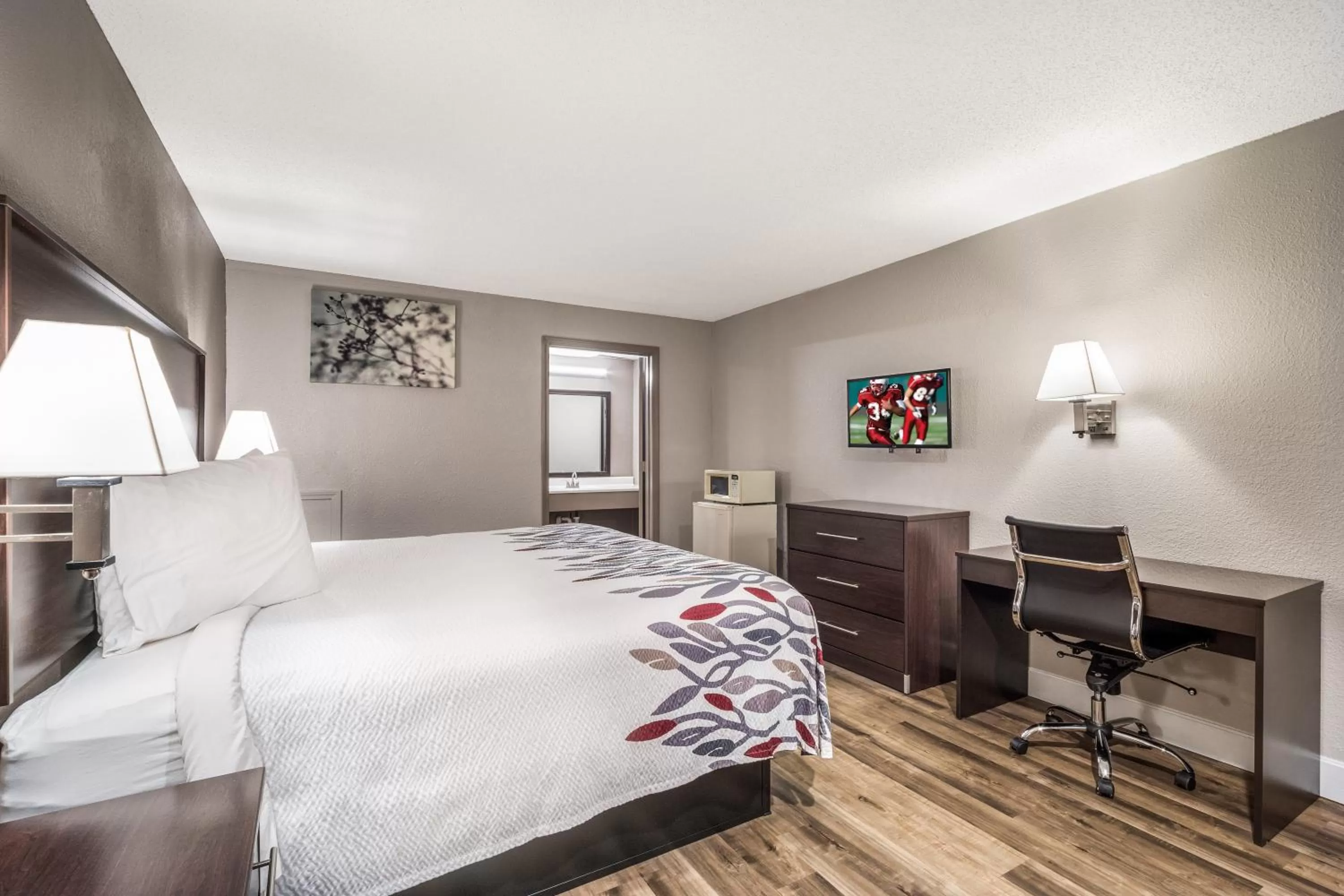 Deluxe King Room Non-Smoking in Red Roof Inn Sumter