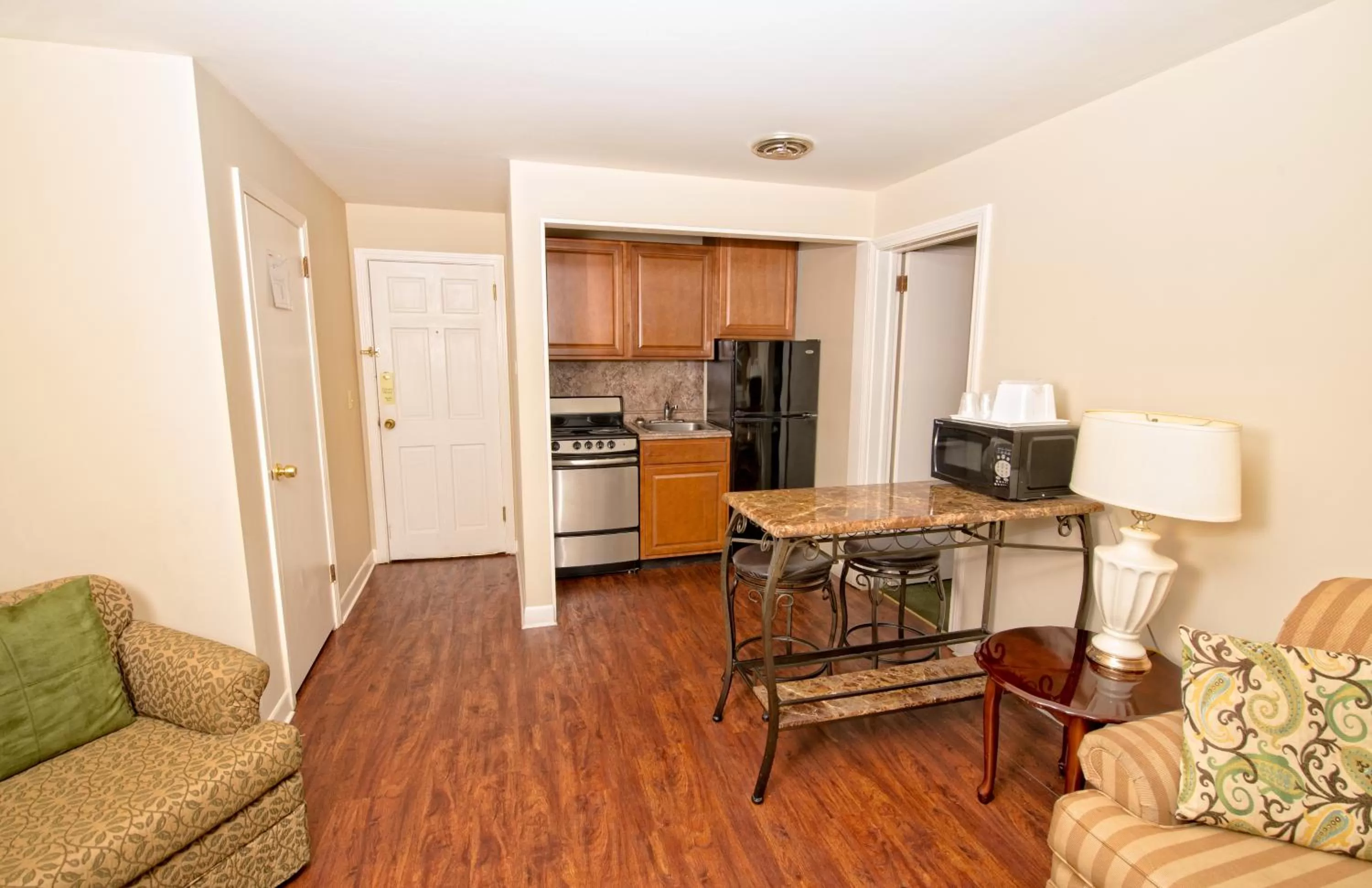 Queen Suite - Non-Smoking in Colonial Inn Seekonk