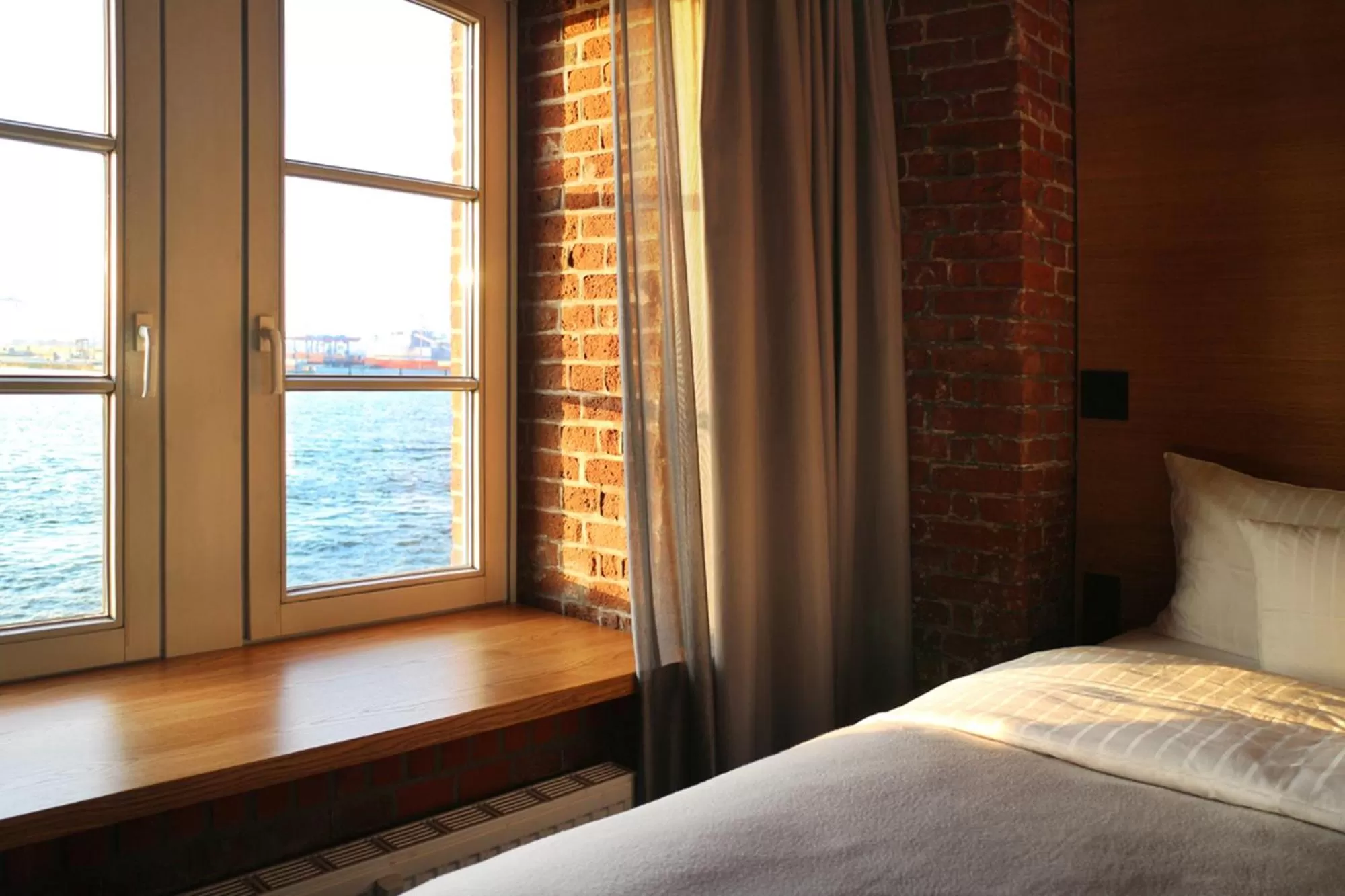 Double or Twin Room with Harbor View in GINN Hotel Hamburg Elbspeicher