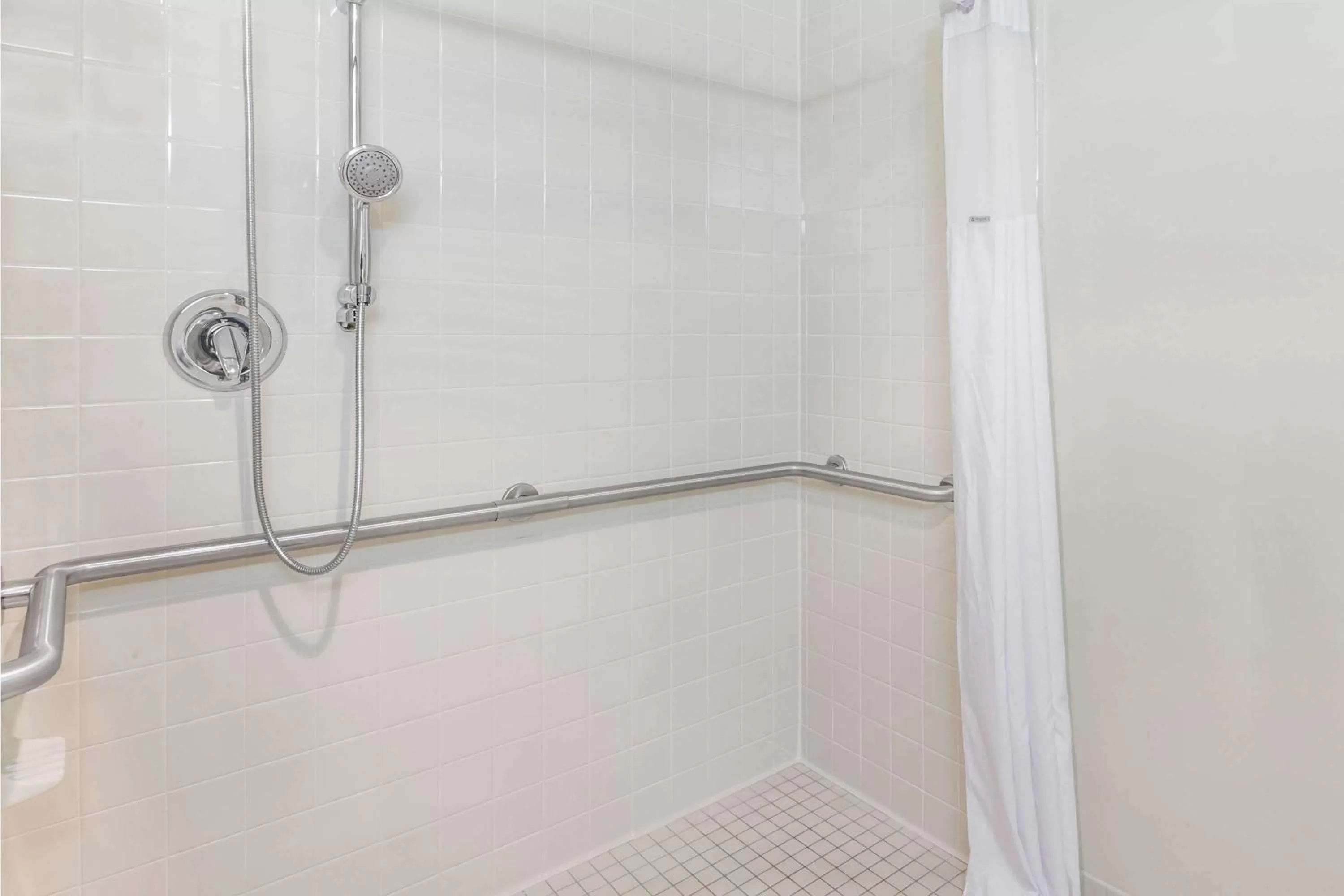 Queen Room - Mobility Access/Non-Smoking in Days Inn by Wyndham Alpena