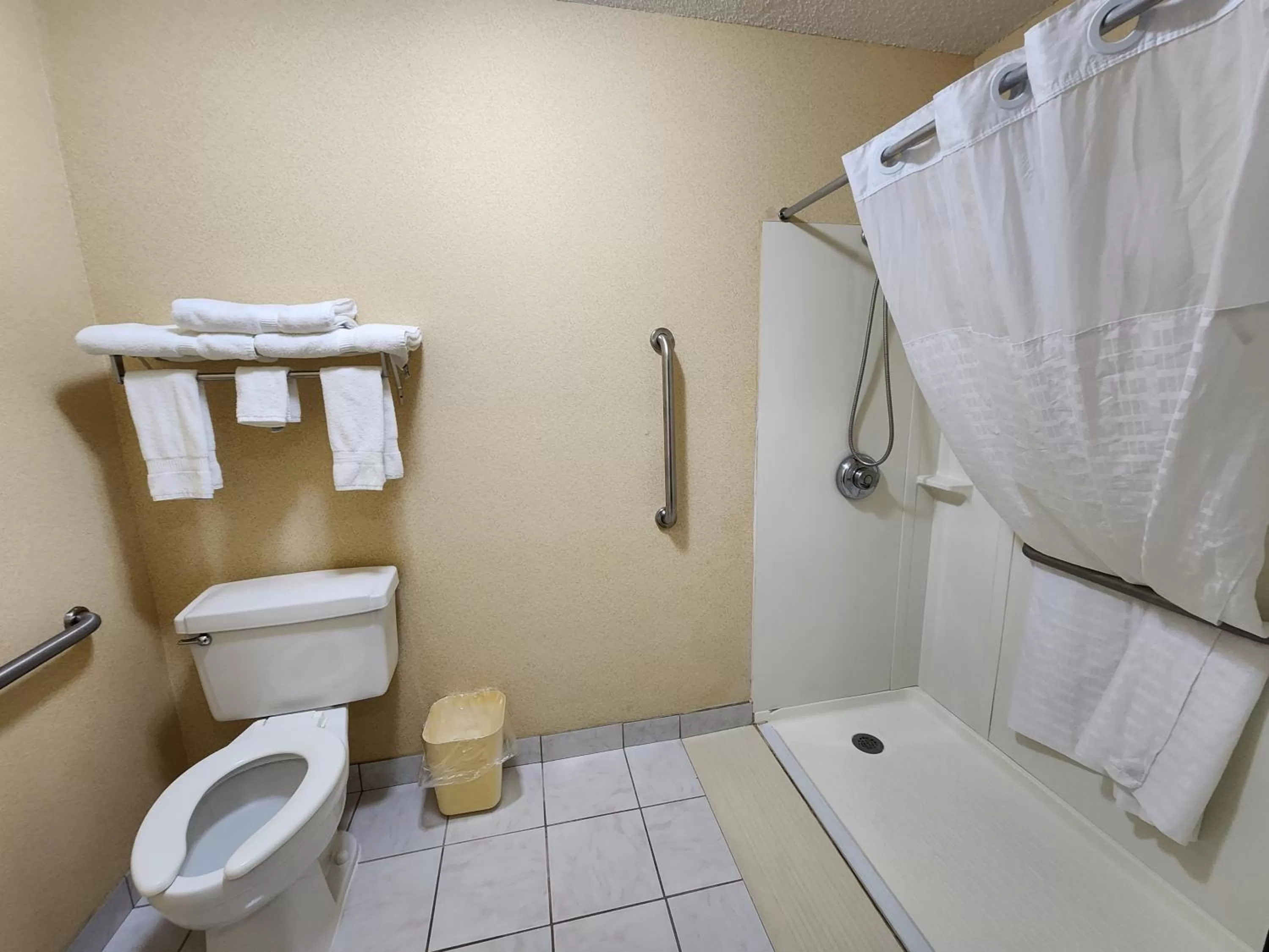 Superior Efficiency King Room - Accessible/Non Smoking in Quality Inn Wheelersburg