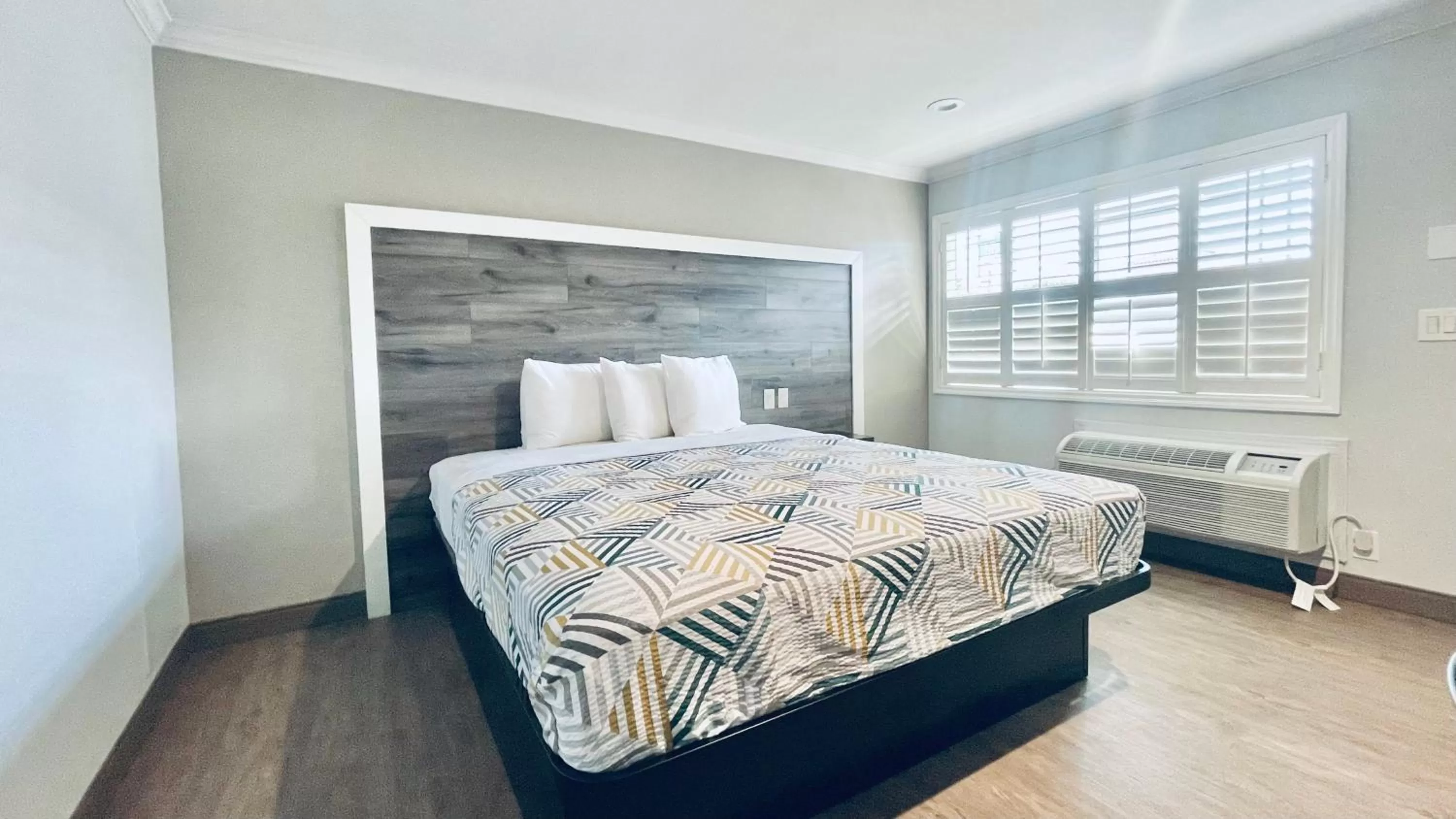 King Room with Roll-in Shower - Disability Access - Non-Smoking in Motel 6 Pico Rivera - Los Angeles, CA