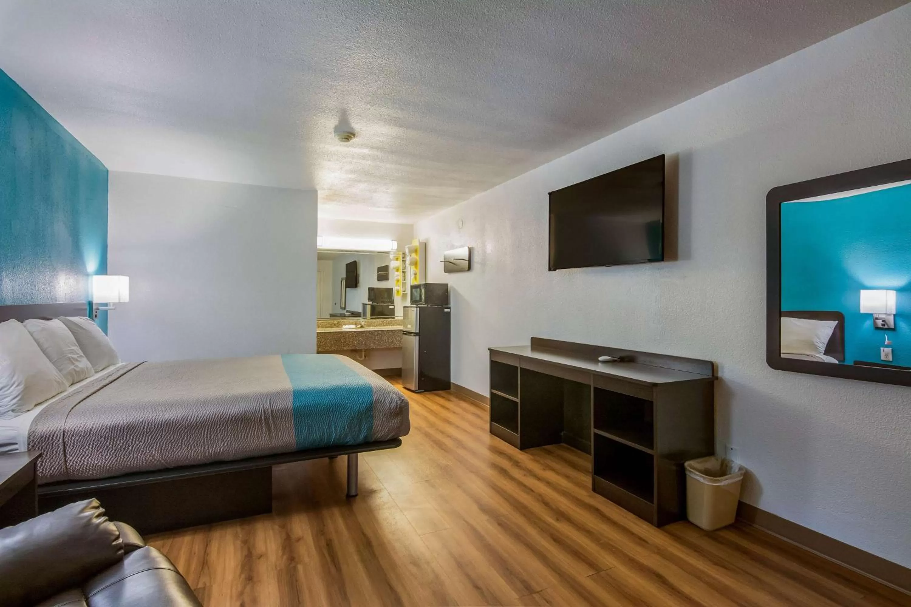 Deluxe King Room - single occupancy - Non-Smoking in Motel 6-Freeport, TX