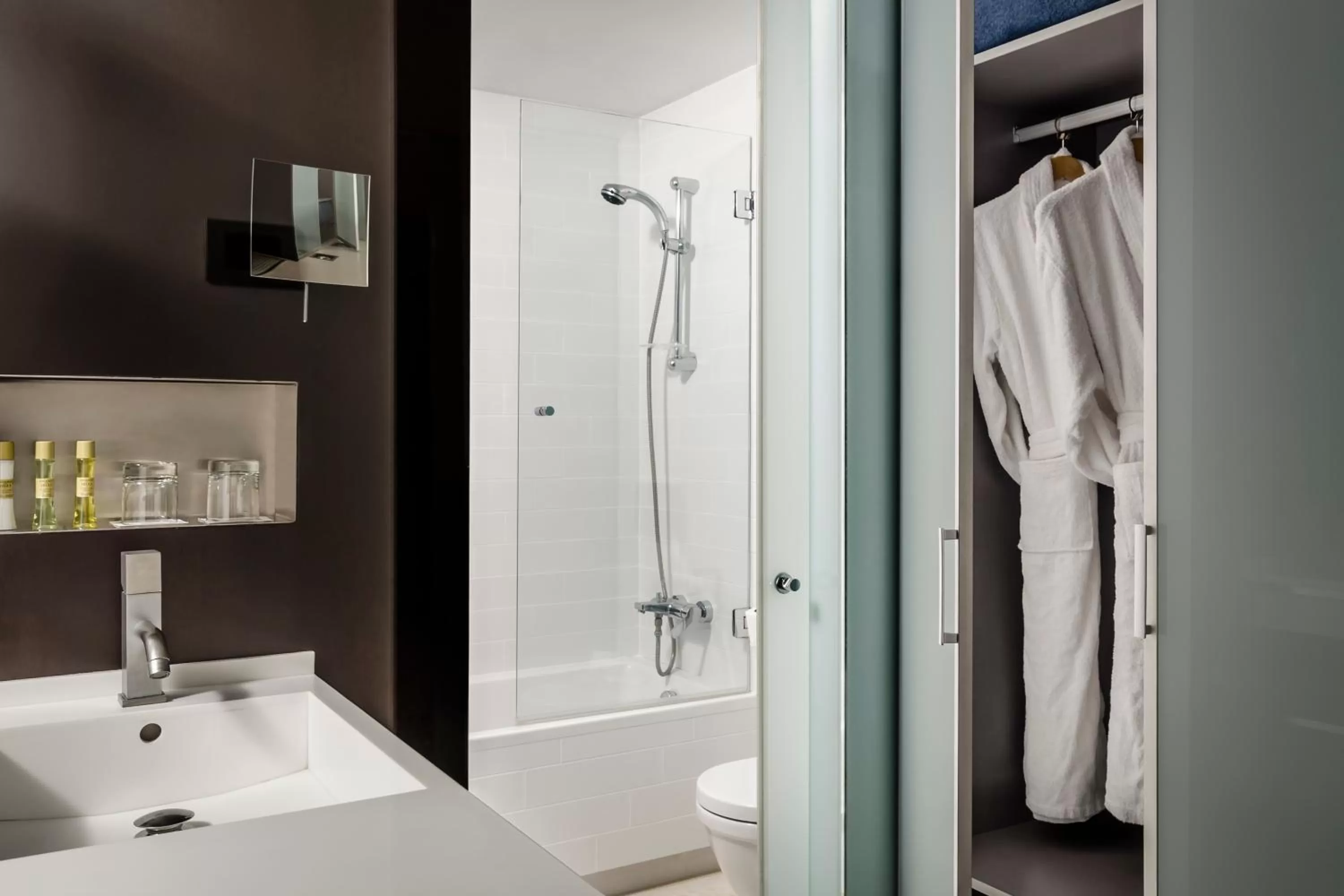 Double or Twin Room with Parking in Ikonik Anglí