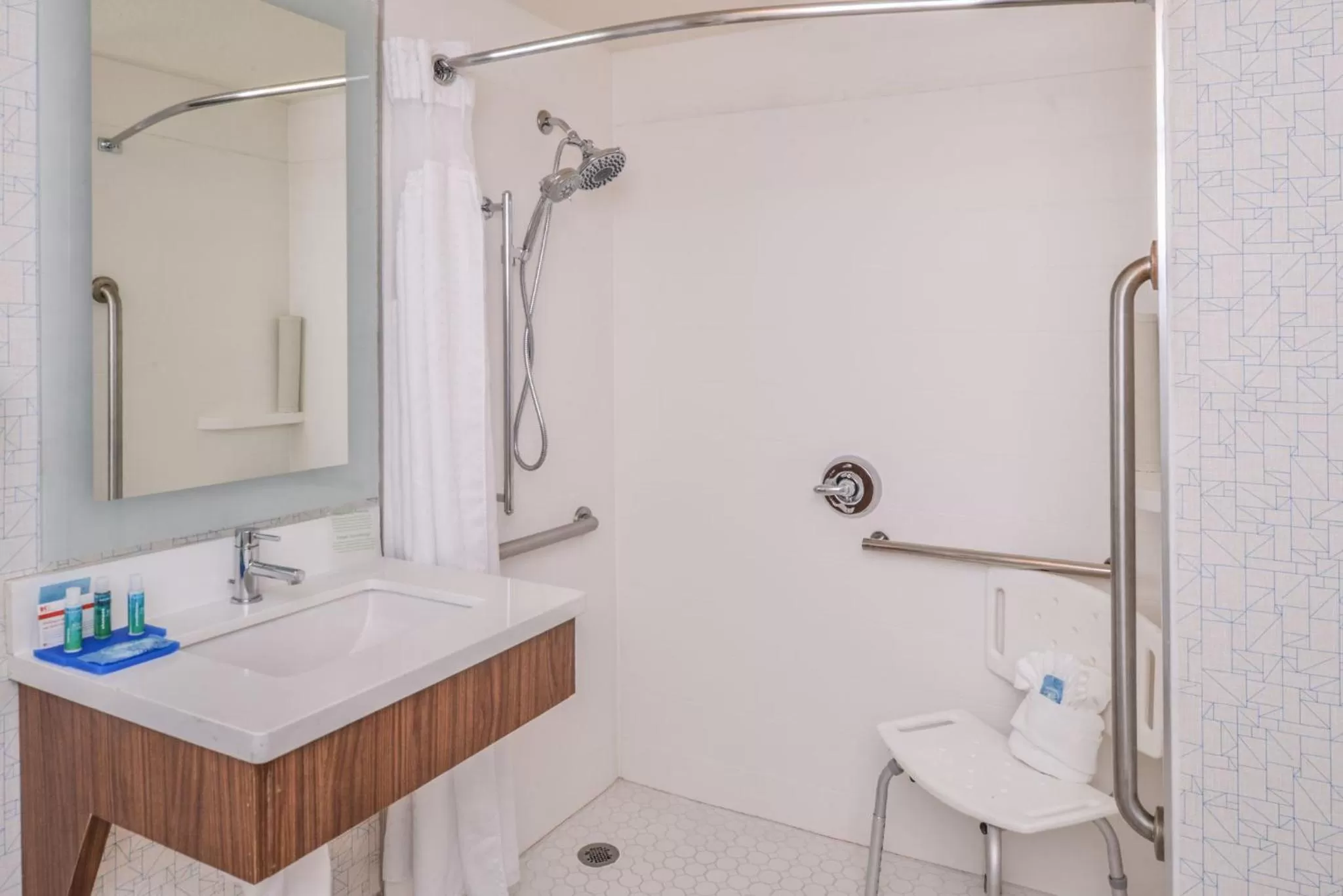 King Room with Roll-In Shower - Disability Access in Holiday Inn Express Palm Desert by IHG