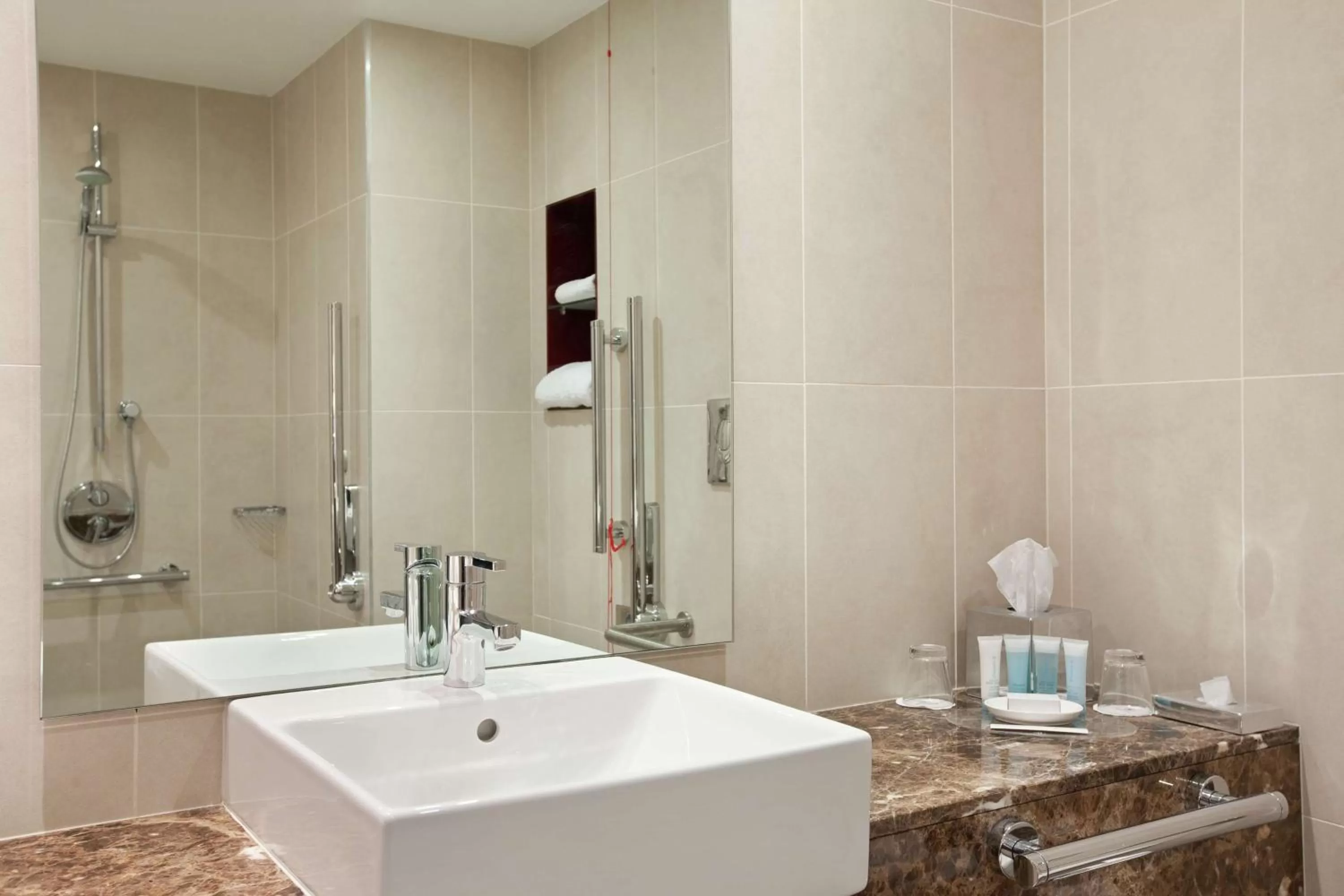 King Room with Bath Tub - Mobility Accessible in Hilton Liverpool City Centre
