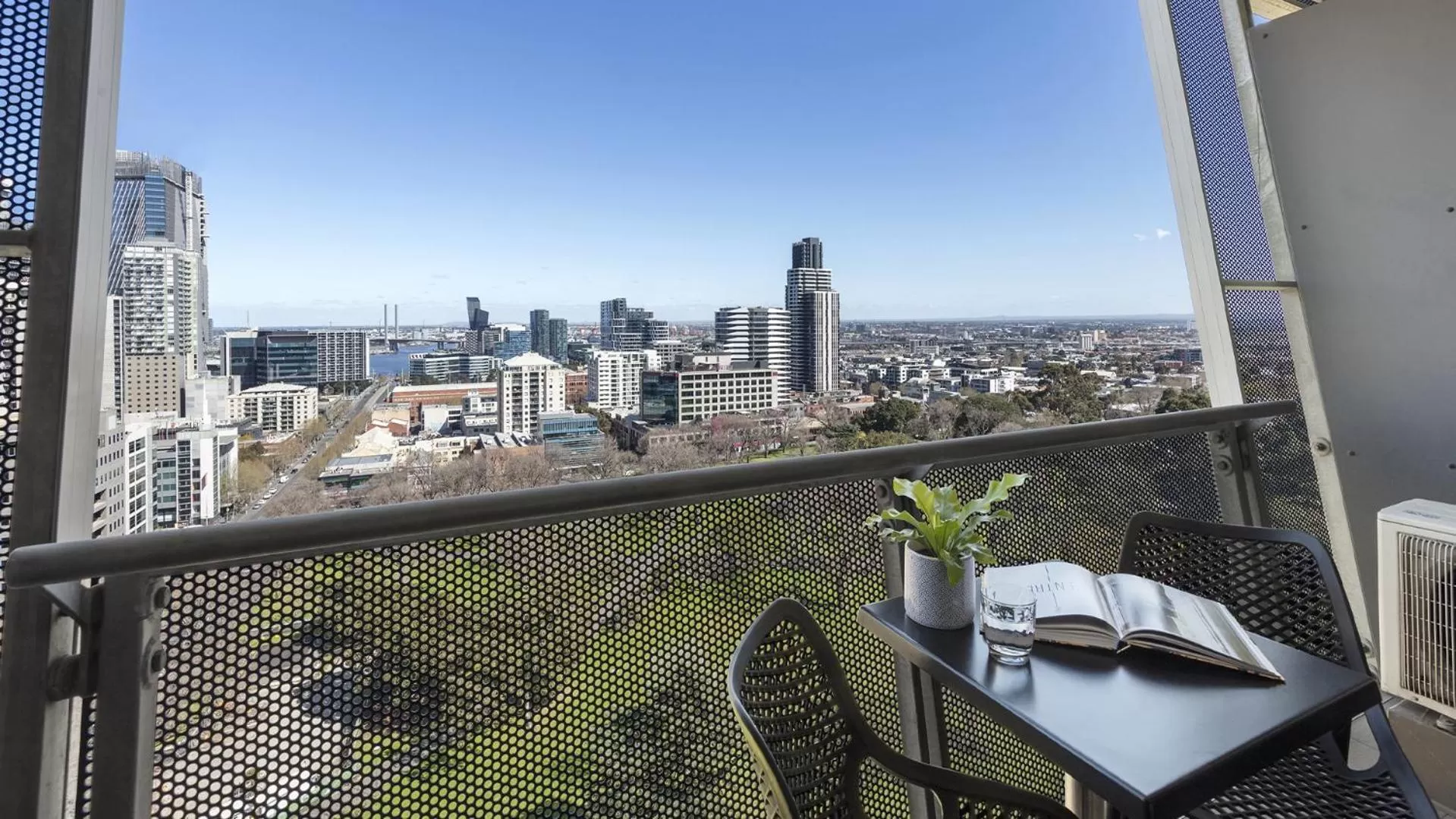 Studio with Park View - No Housekeeping in Oaks Melbourne on William Suites