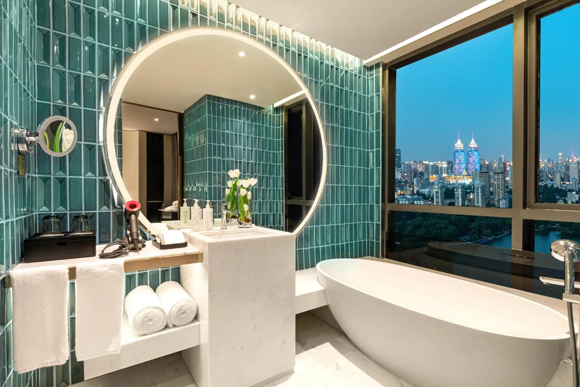 Premium Twin Room with Lounge Access in HUALUXE Shanghai Changfeng Park by IHG