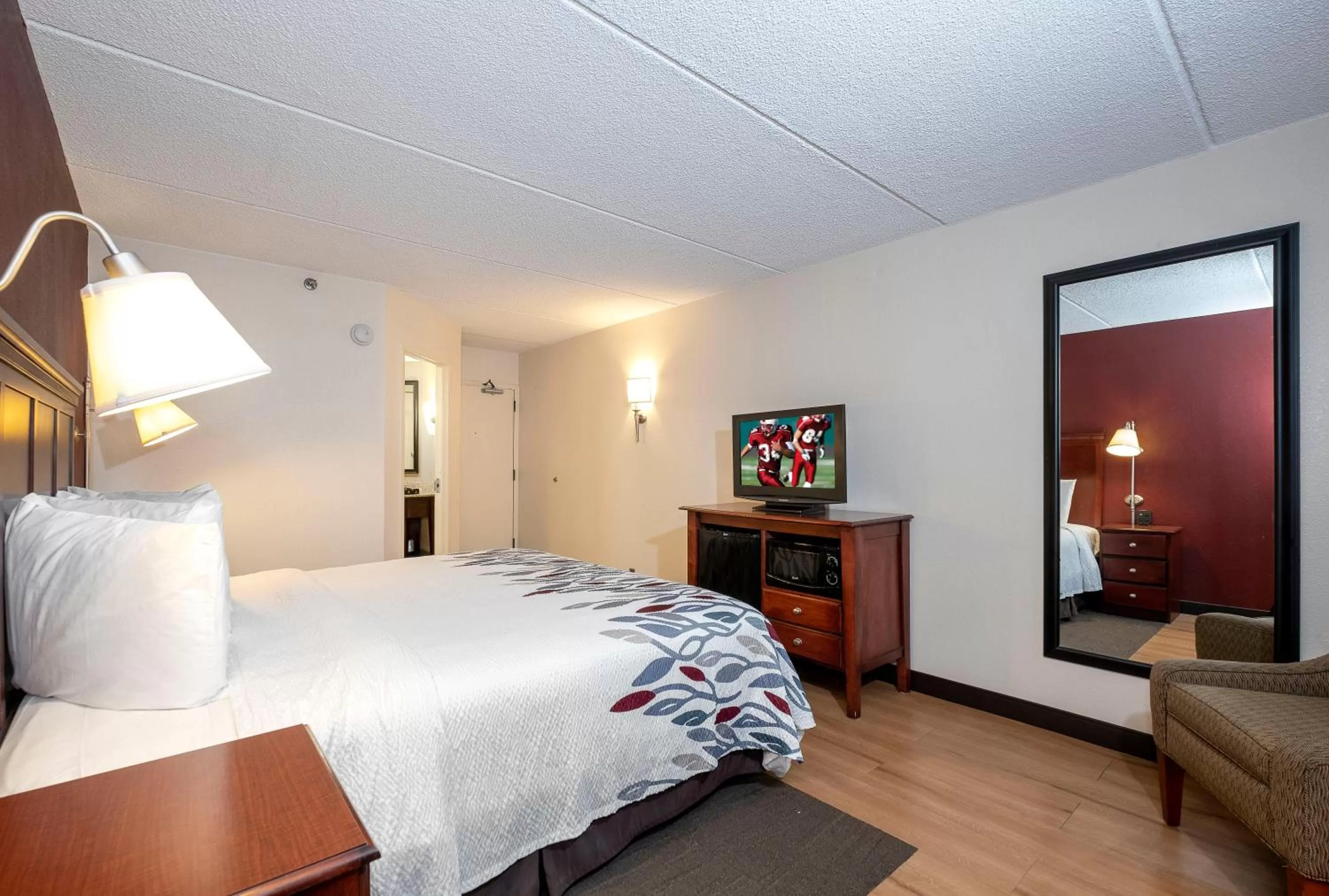 Deluxe Room with One Double Bed Disability Access Smoke Free in Red Roof Inn Meriden