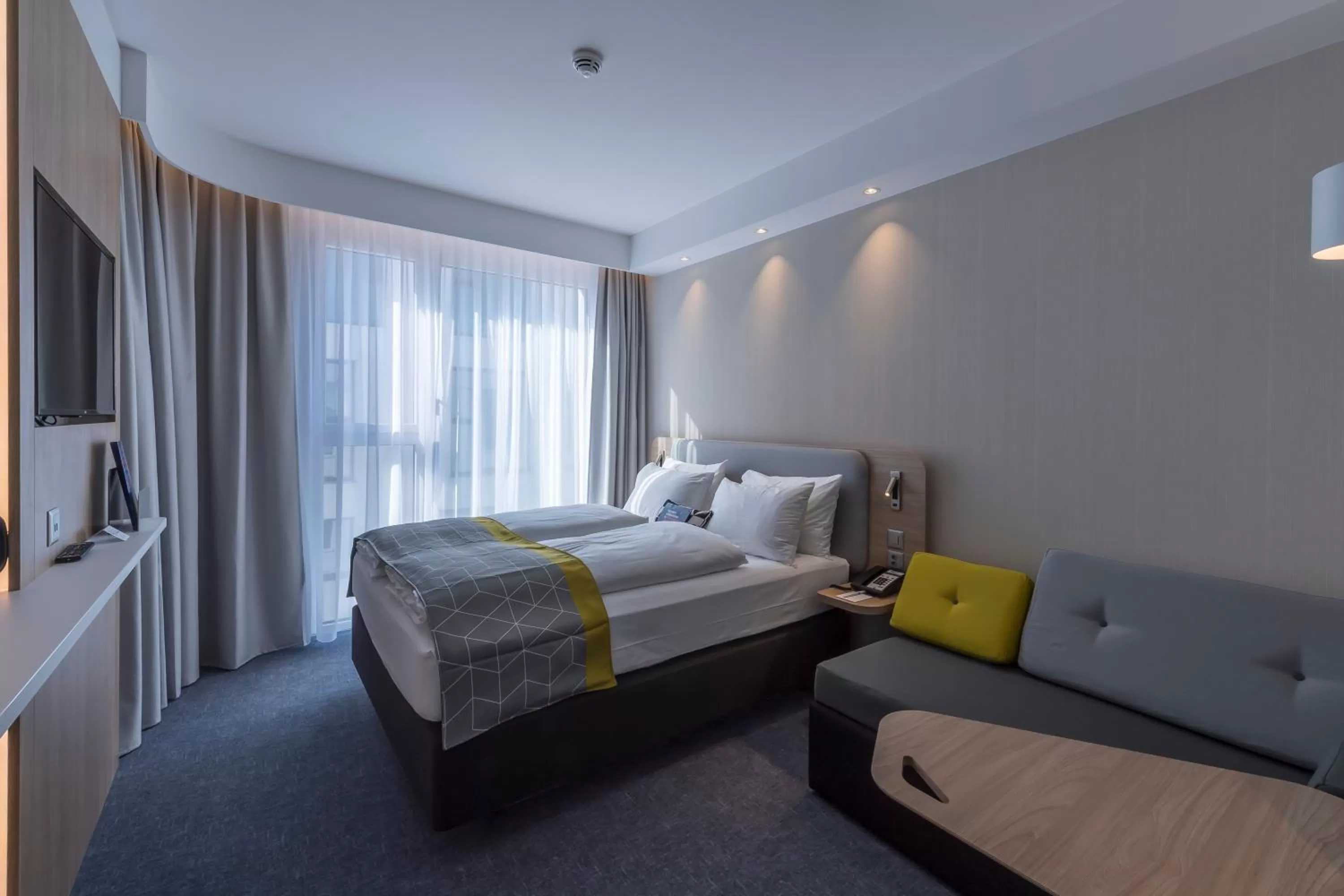 Standard Queen Room with Single Sofa Bed - Free Breakfast in Holiday Inn Express - Luzern - Kriens by IHG