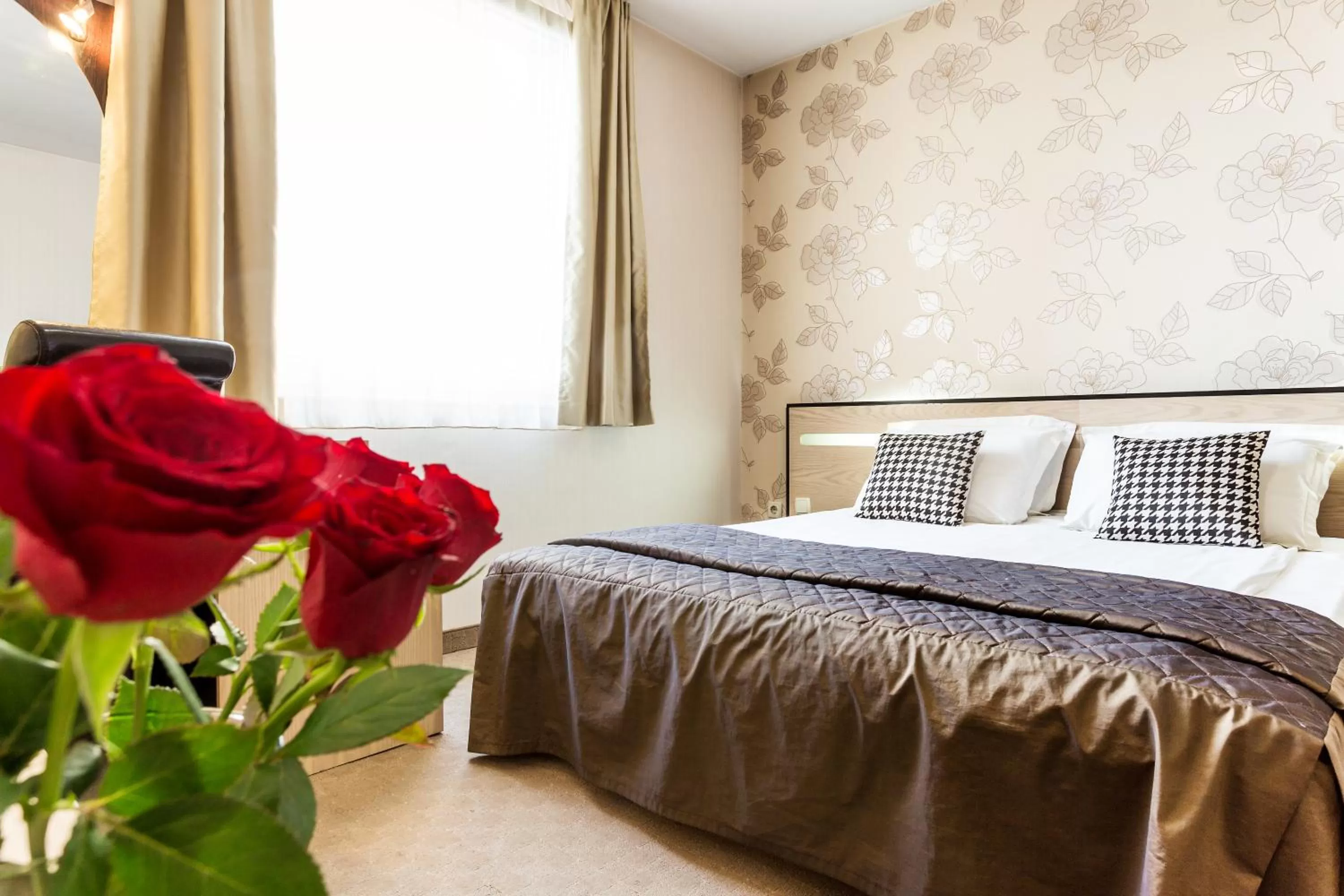 Deluxe Double Room in City Avenue Hotel by HMG-Free Parking-Free Wi-Fi