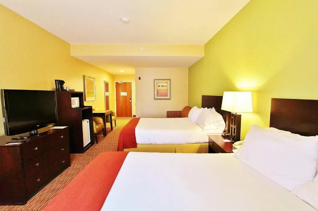 Executive Queen Room with Two Queen Beds and Sofa Bed in GreenTree Inn & Suites Pinetop