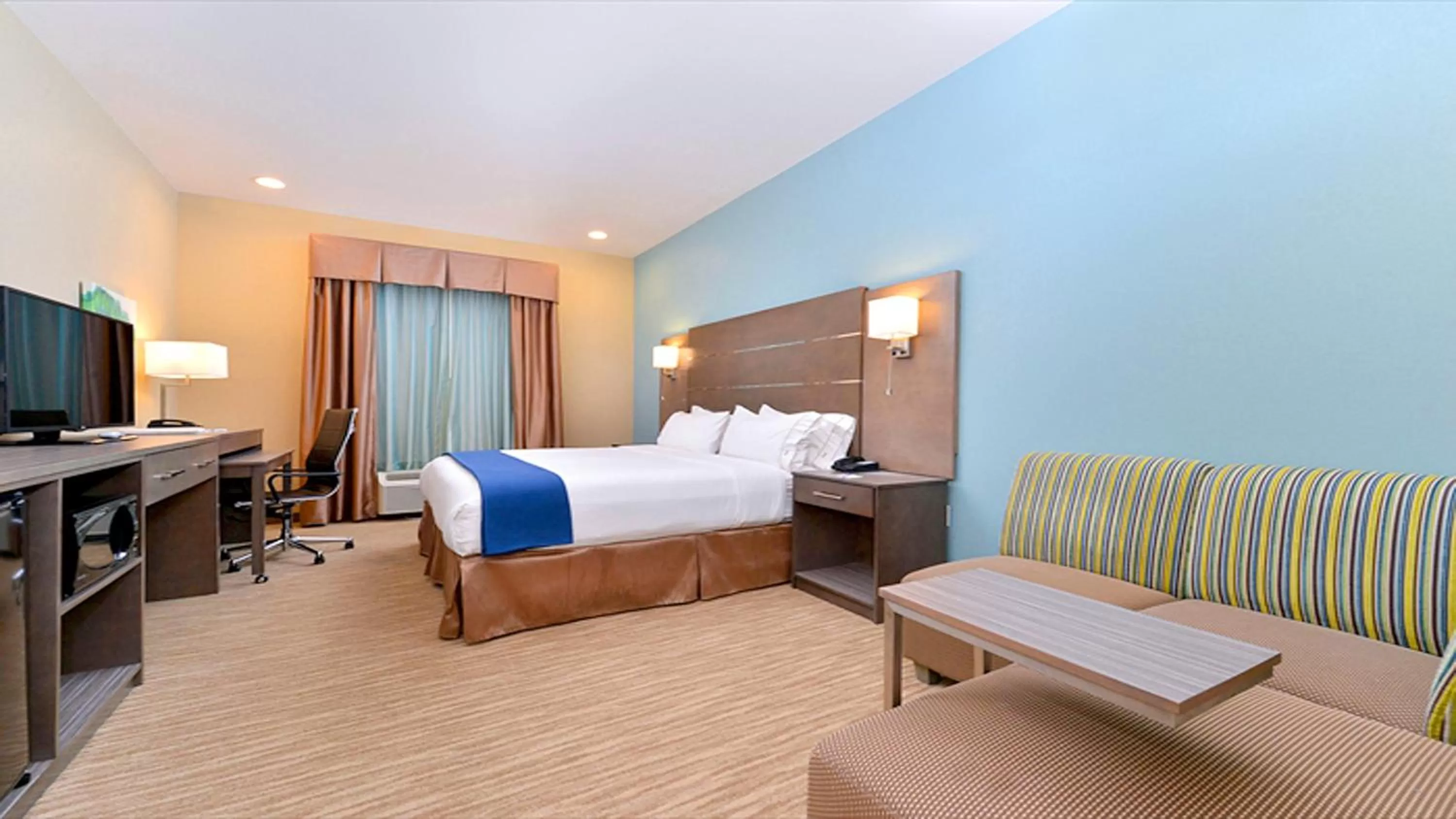 Queen Suite - Disability Access/Hearing Accessible in Holiday Inn Express and Suites Schulenburg, an IHG Hotel