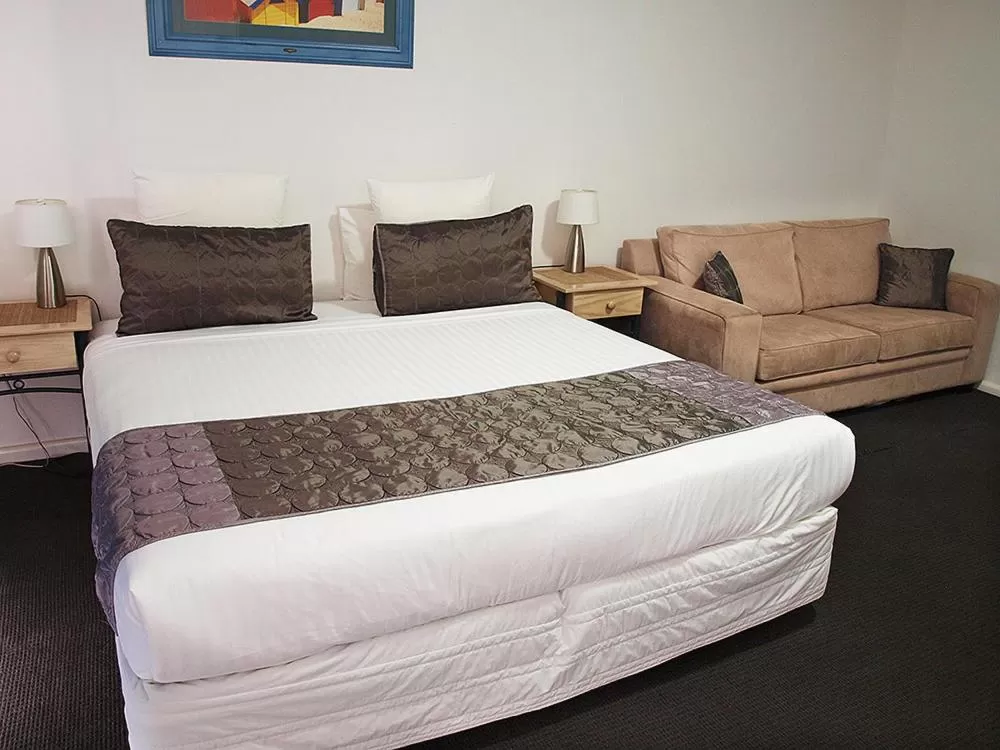 Deluxe King Suite in Mornington Motel