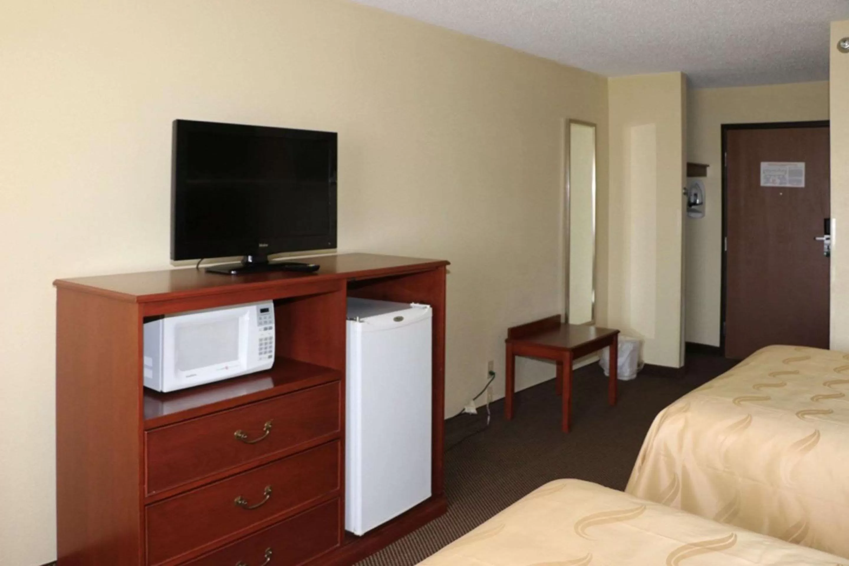Queen Room with Two Queen Beds - Non-Smoking in Quality Inn Evansville Eastland Area