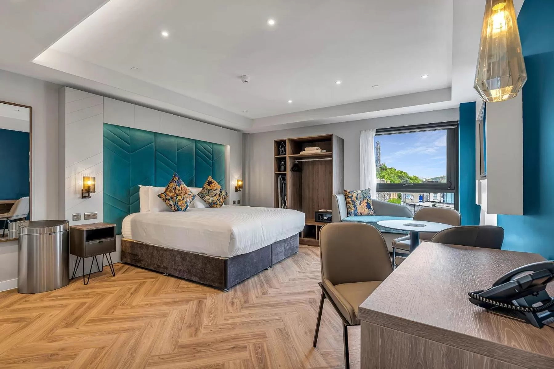 Deluxe King Room in Roomzzz Edinburgh