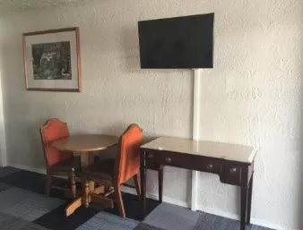 Double Room - Non-Smoking  in Travelodge by Wyndham Gallup