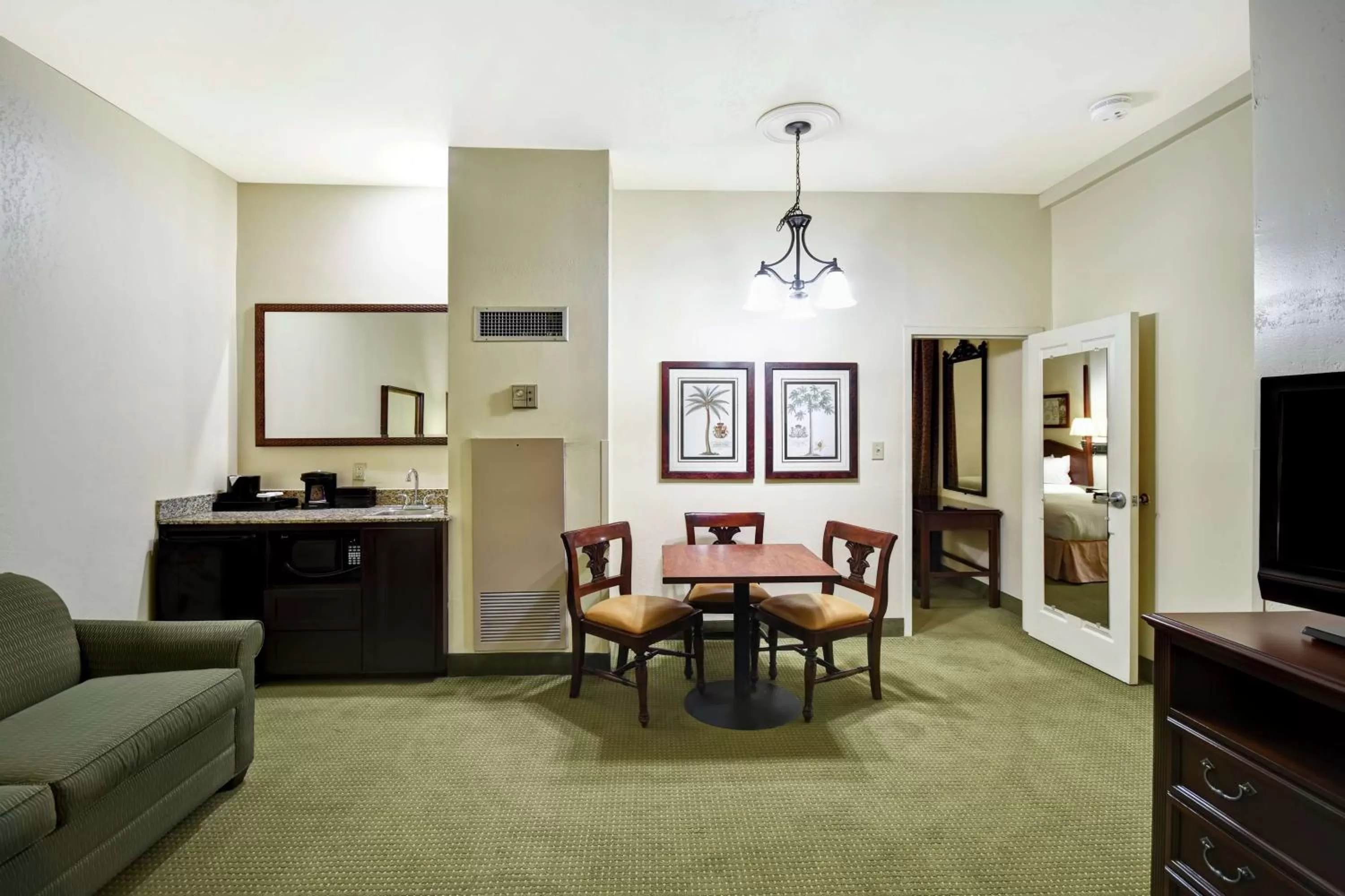 Corner King Suite in Embassy Suites Charleston - Historic District