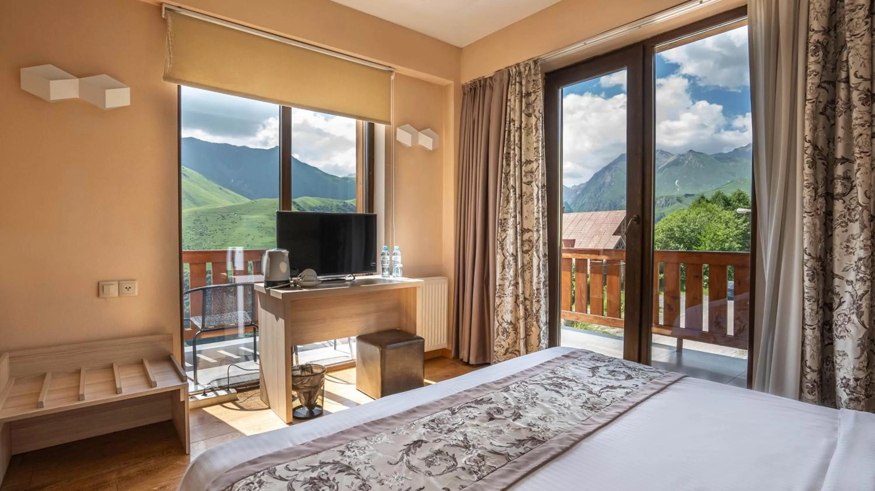Deluxe Double or Twin Room with Balcony in Gudauri Inn