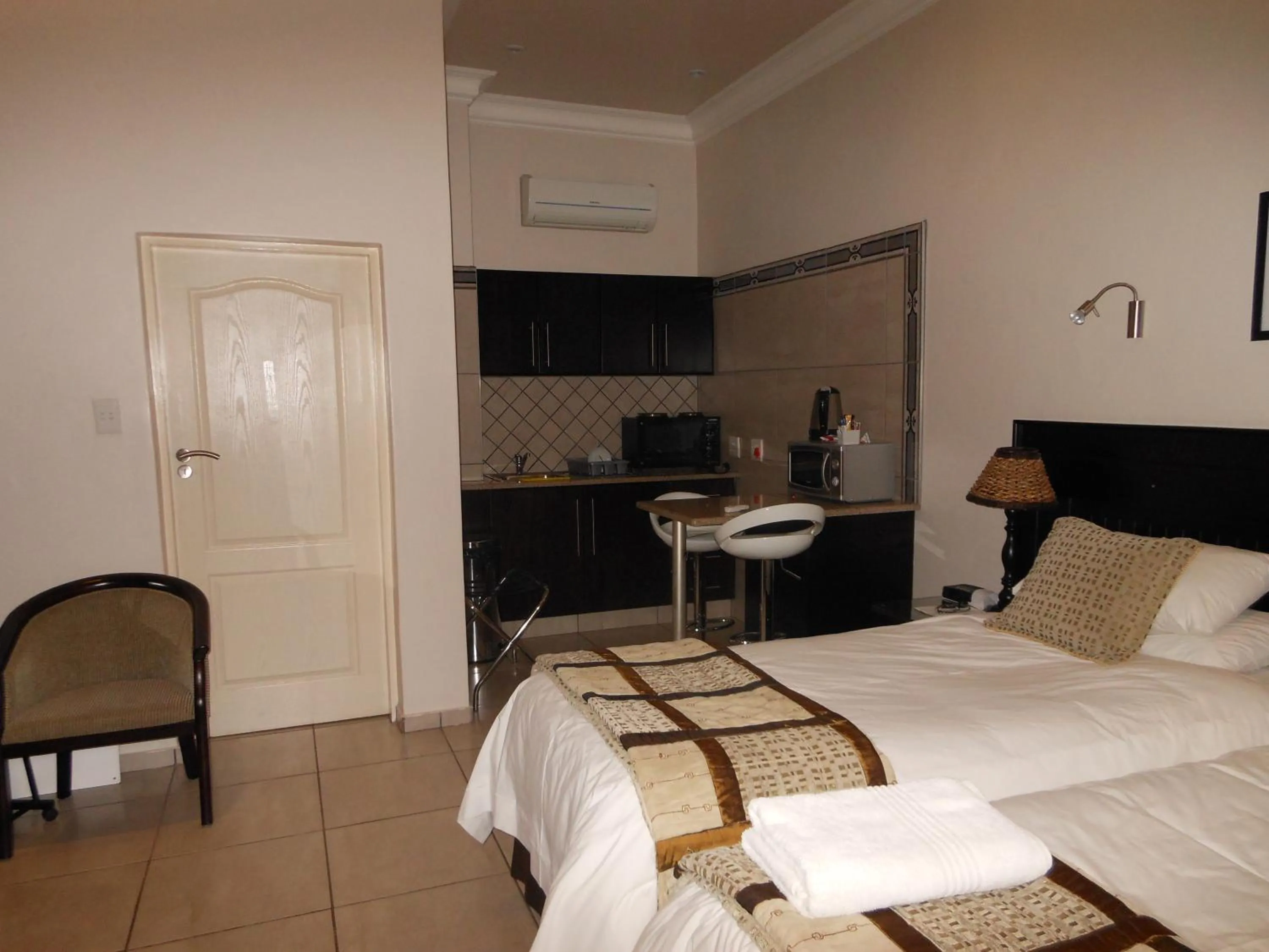 Twin Room with Bath - single occupancy in Goodey's Guesthouse