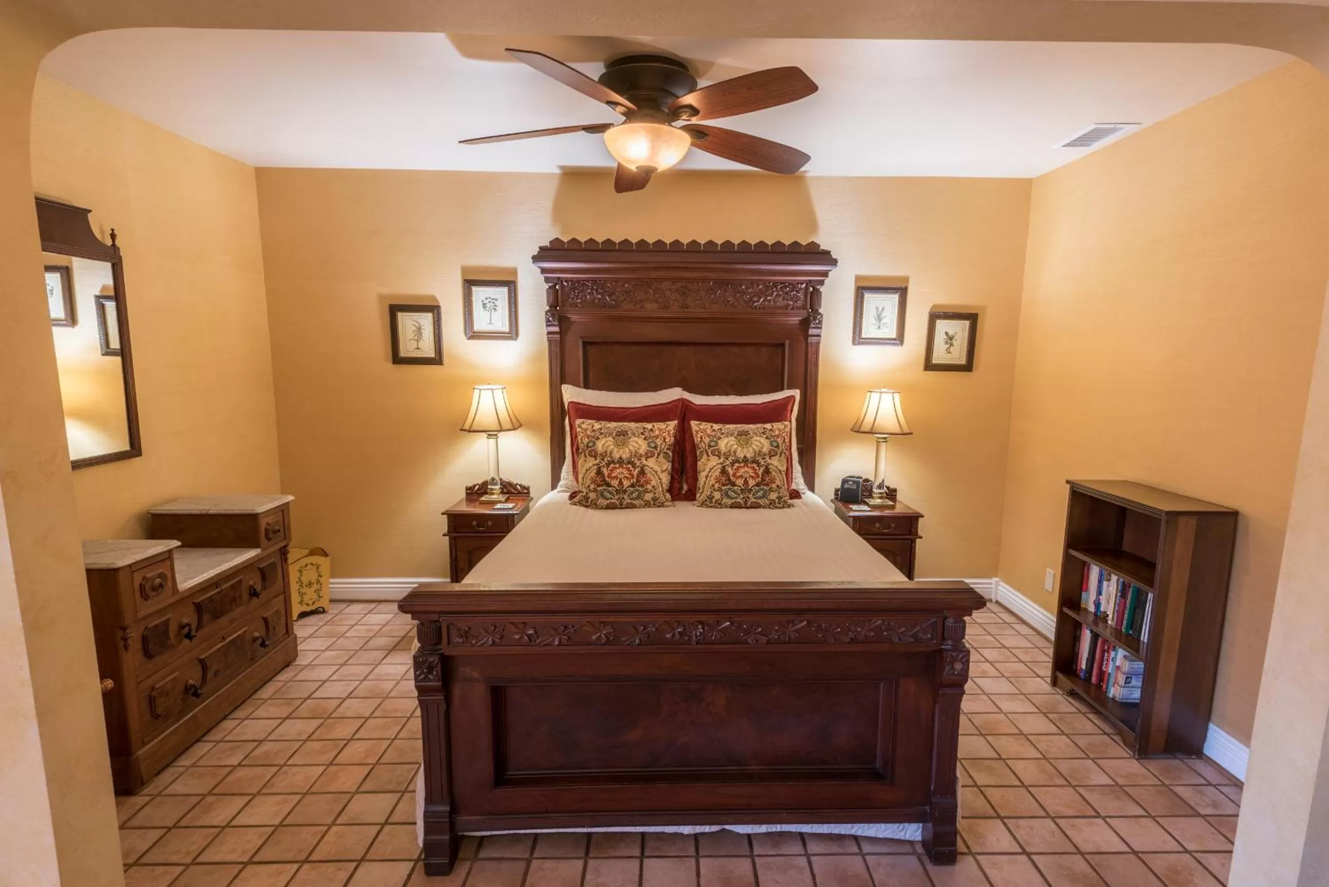 Queen Studio with Kitchen - Five in Harbor House Inn