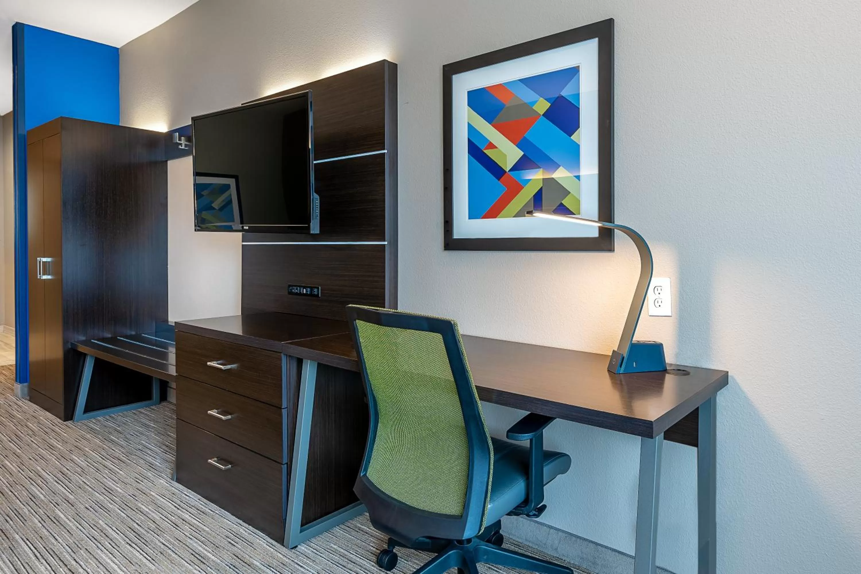 One-Bedroom King Suite with Communications Accessible Tub in Holiday Inn Express Hotel & Suites Kilgore North by IHG