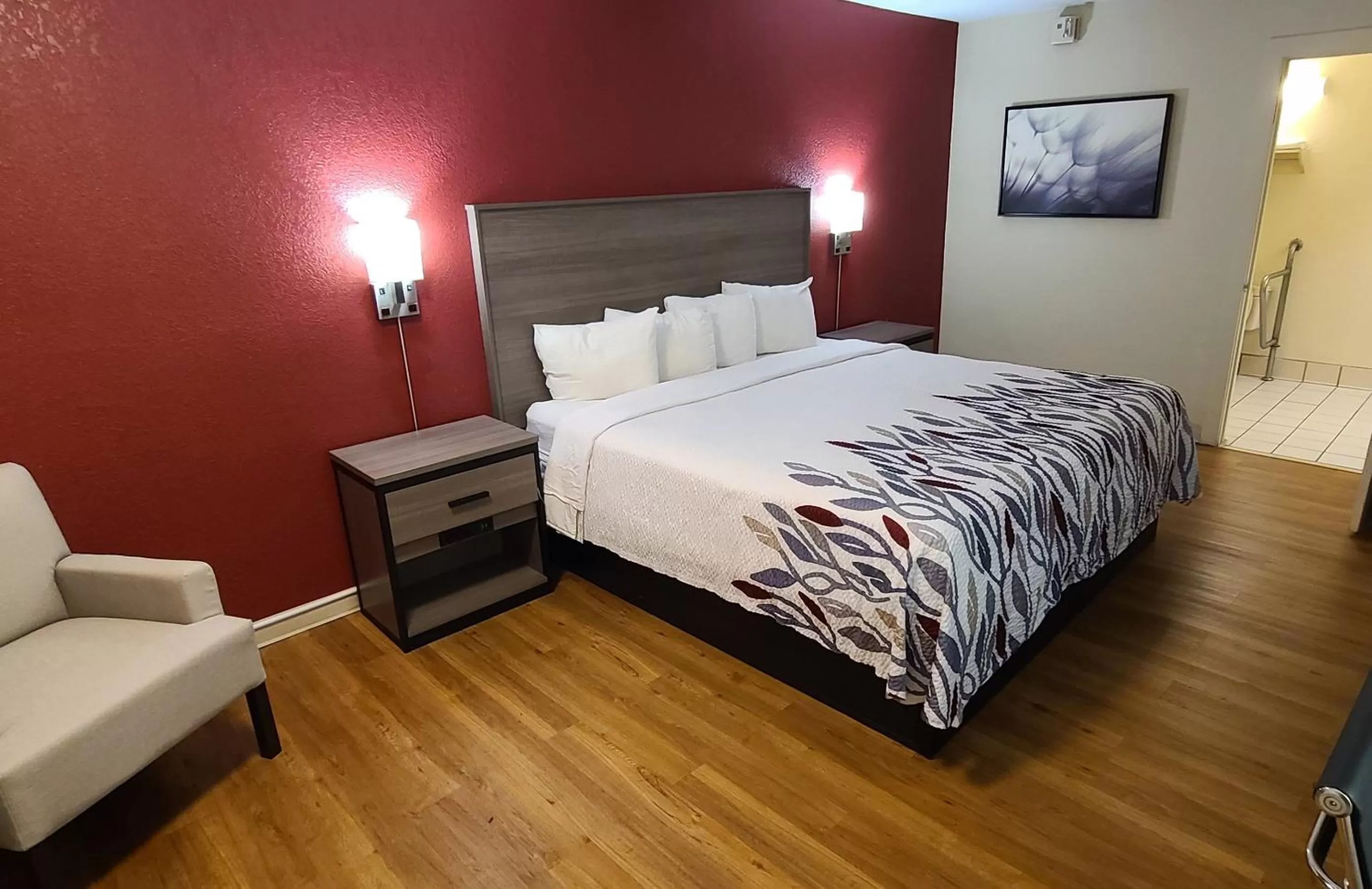 Deluxe King Room Disability Access Non-Smoking         in Red Roof Inn & Suites Cornelius - Lake Norman