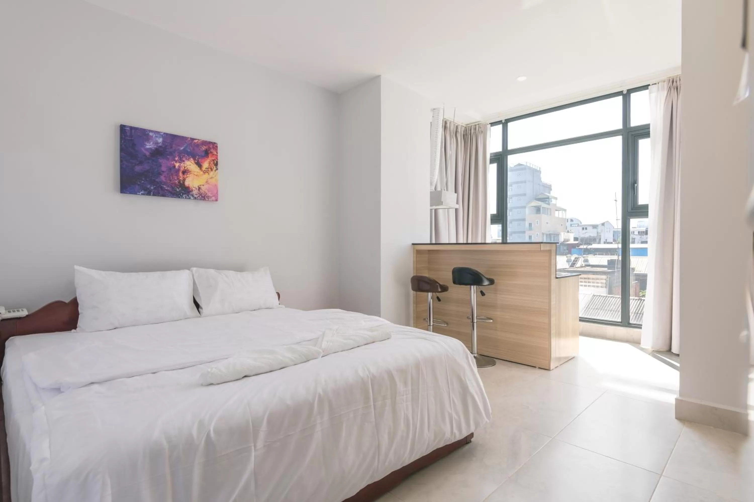 Front Queen Studio with Window in Residence 110 (Hotel and Apartments)