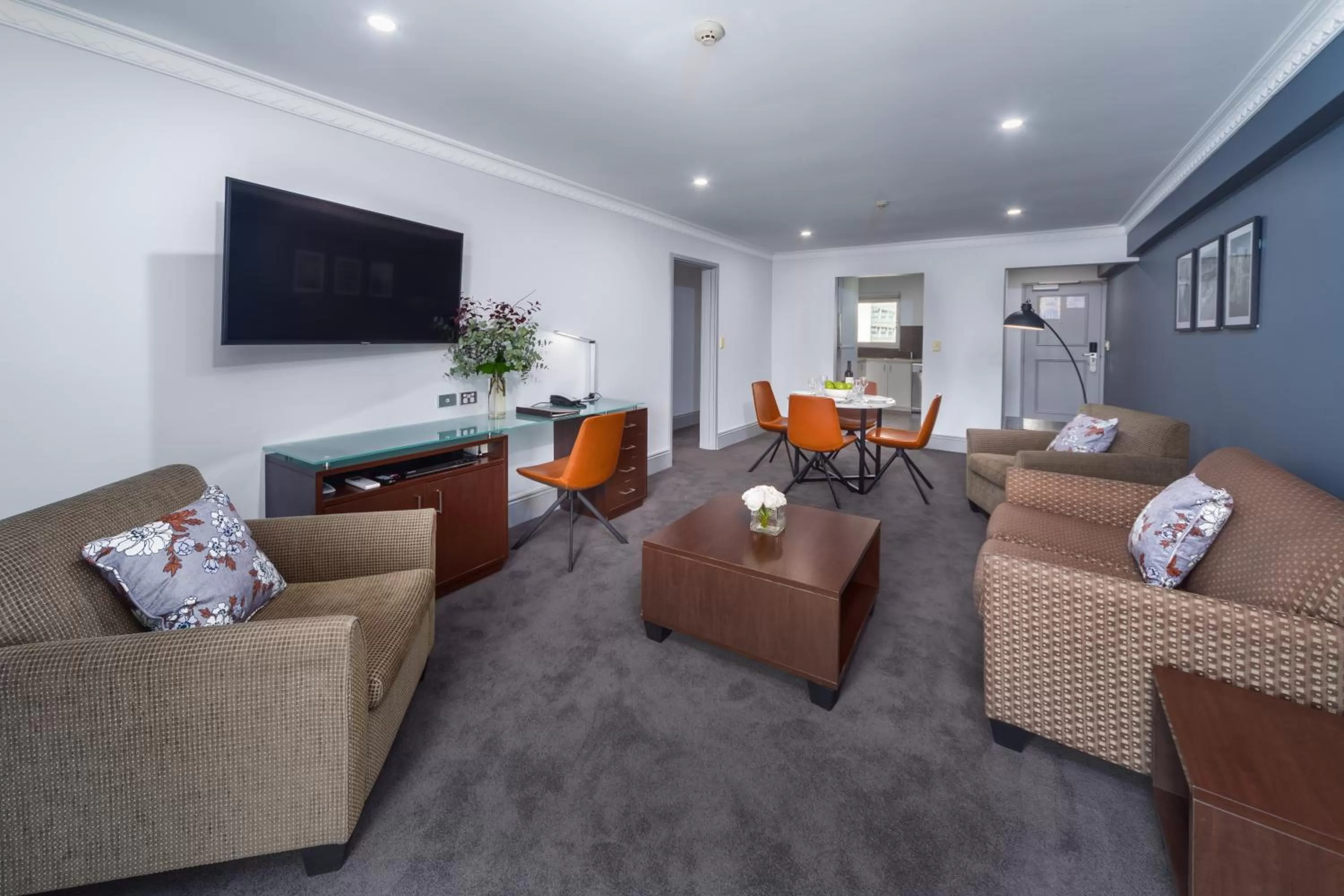 Two-Bedroom Apartment with City View in Hyde Park Inn