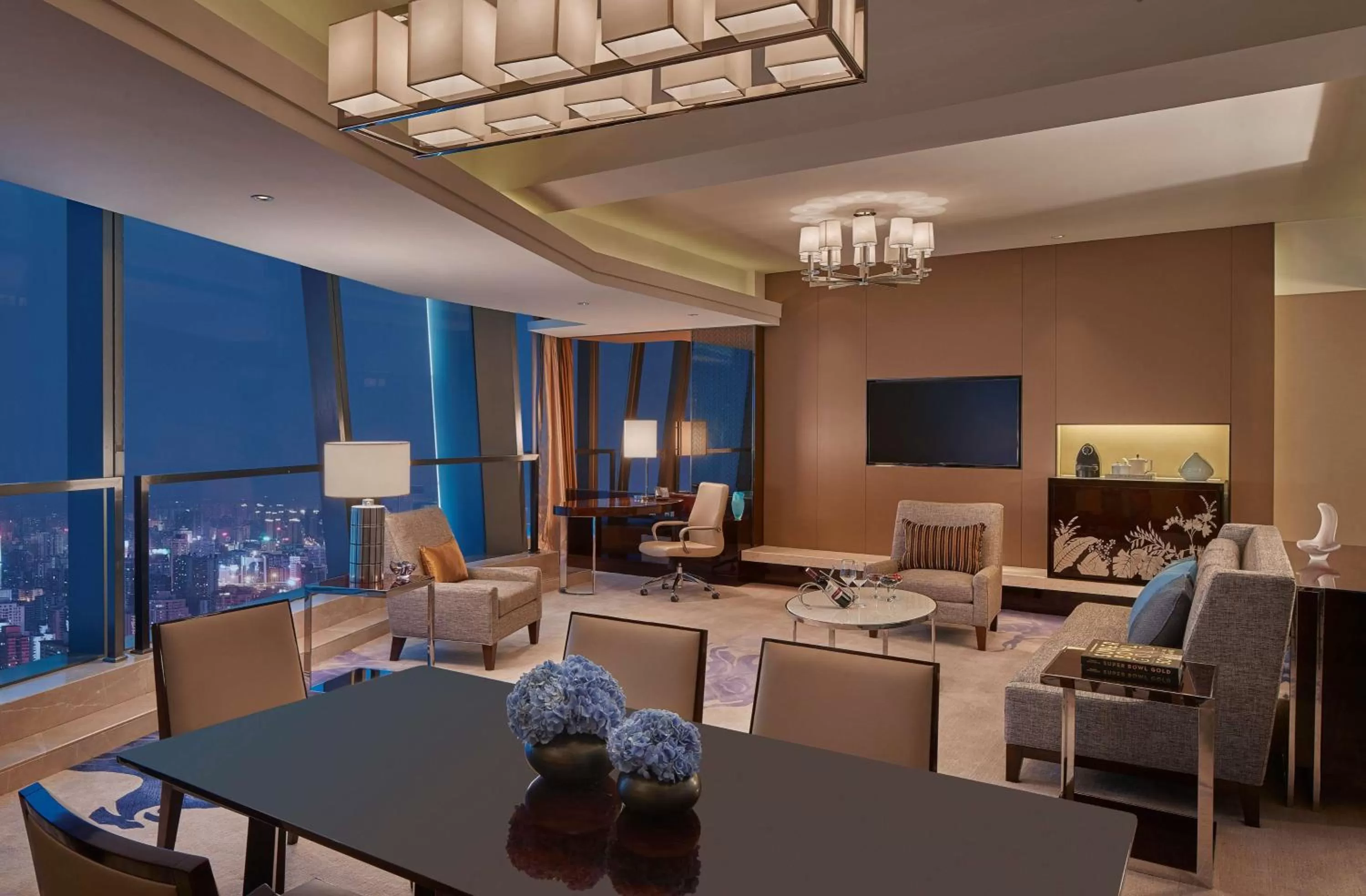 Deluxe King Suite with Lounge Access in Hilton Haikou