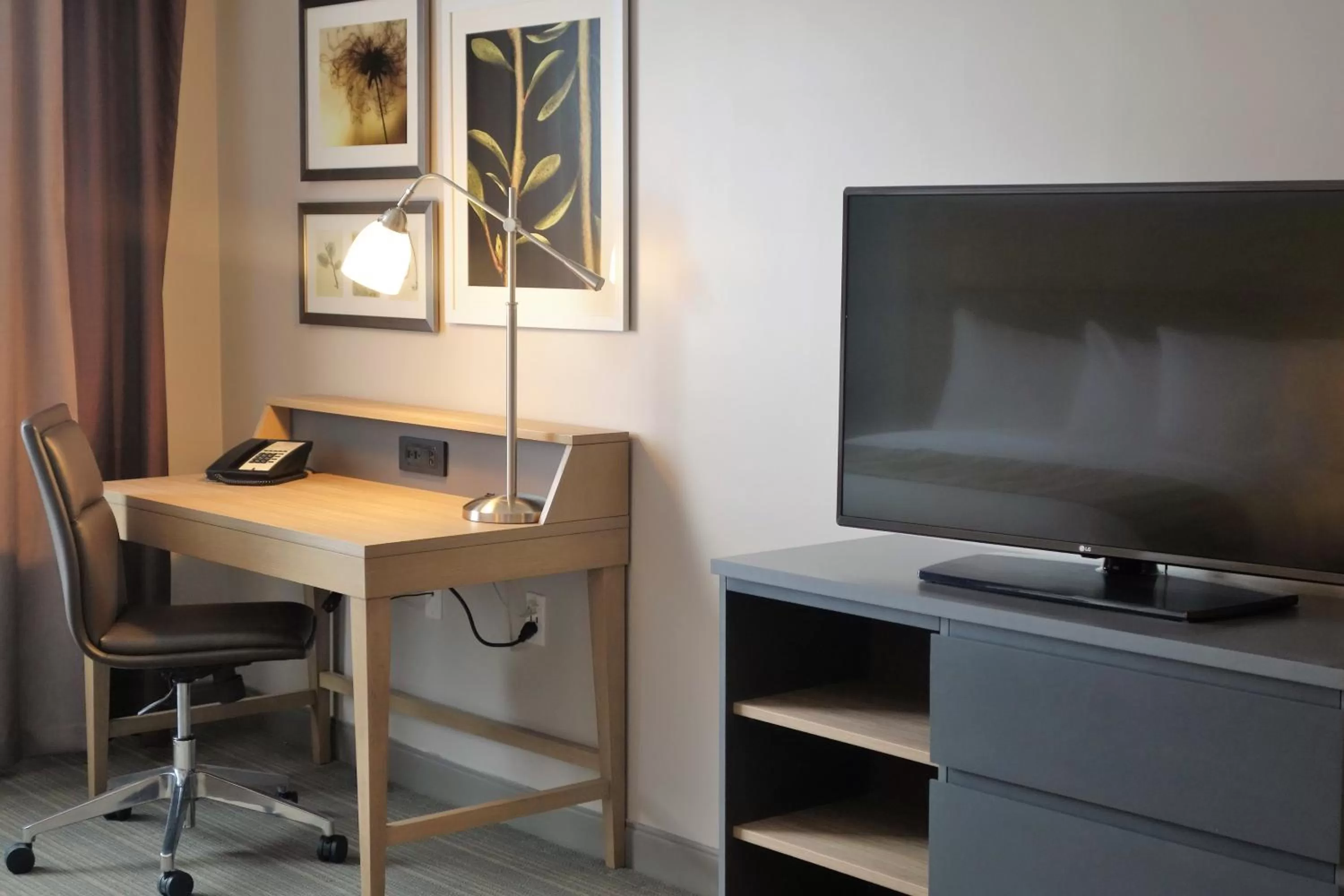 King Room - Non-Smoking in Country Inn & Suites by Radisson, Belleville, ON