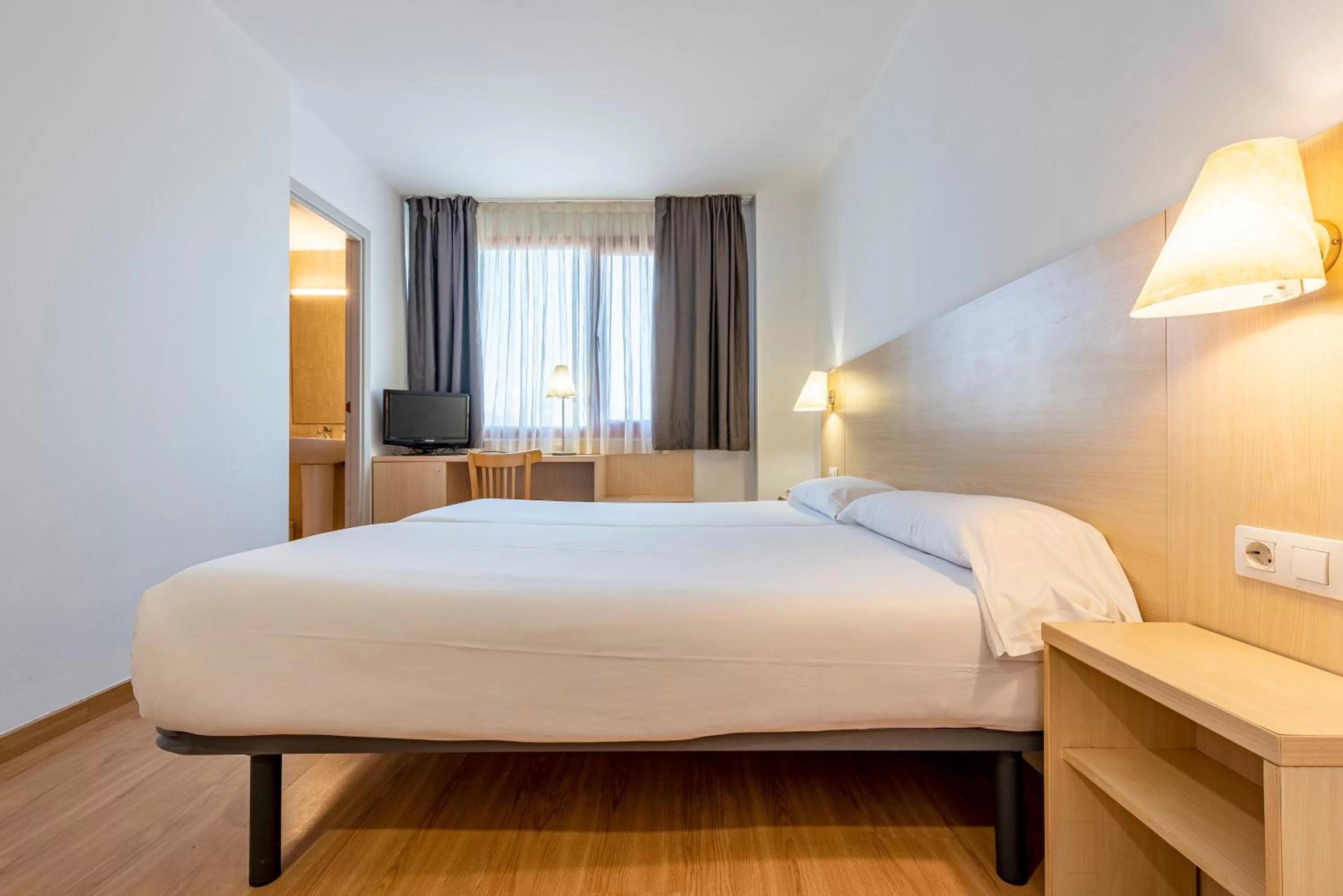 Photo of the whole room, Bed in Hotel Basic