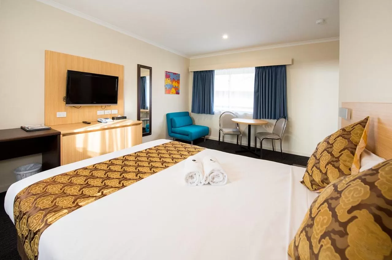 Budget Queen Room in Mahoneys Motor Inn