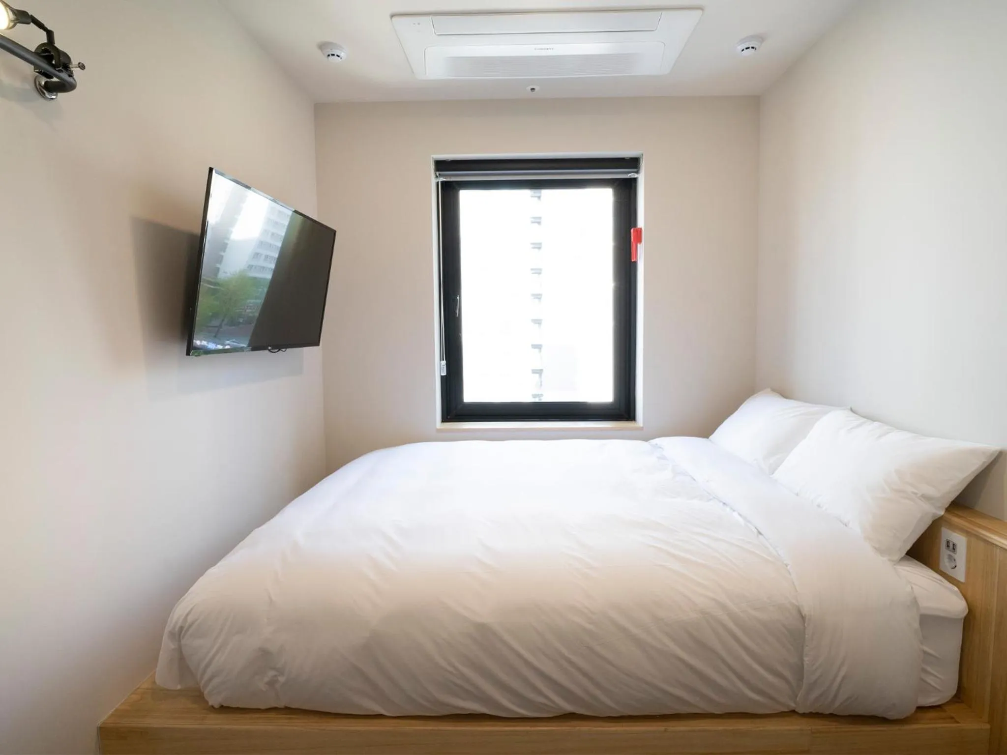 King Room with Roll-In Shower - Disability Access in Wegoinn Hostel