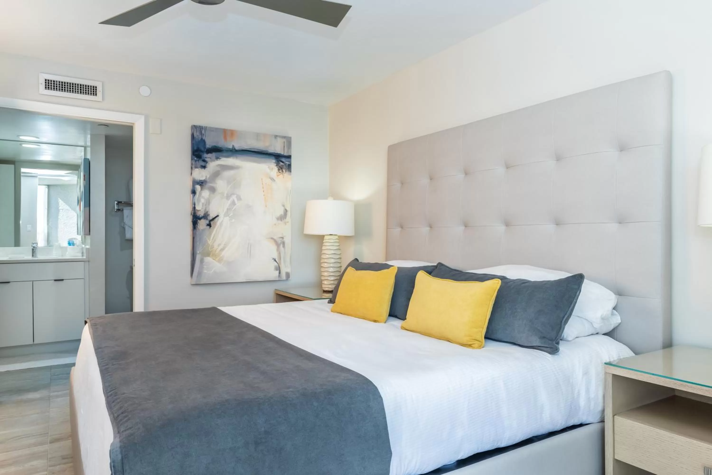 Beachfront View One Bedroom Deluxe Suite in Diamond Head Beach Resort