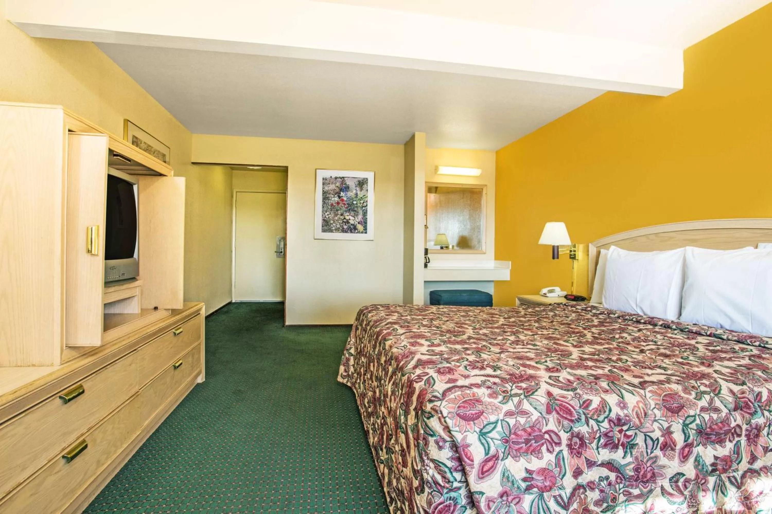 Queen Room - Disability Access - Non-Smoking in Travelodge by Wyndham Turlock
