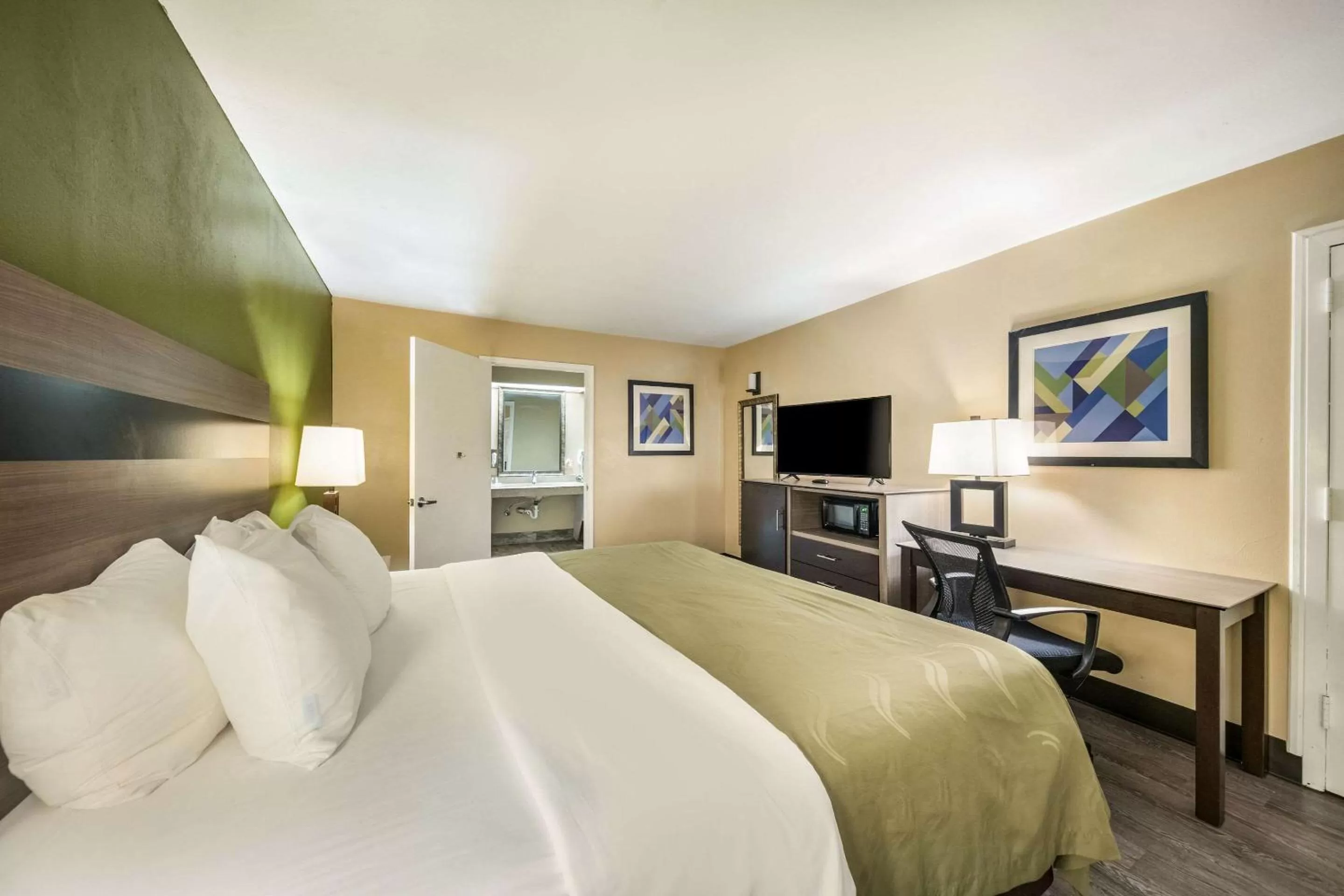 King Suite - Non Smoking in Quality Inn & Suites Garland - East Dallas