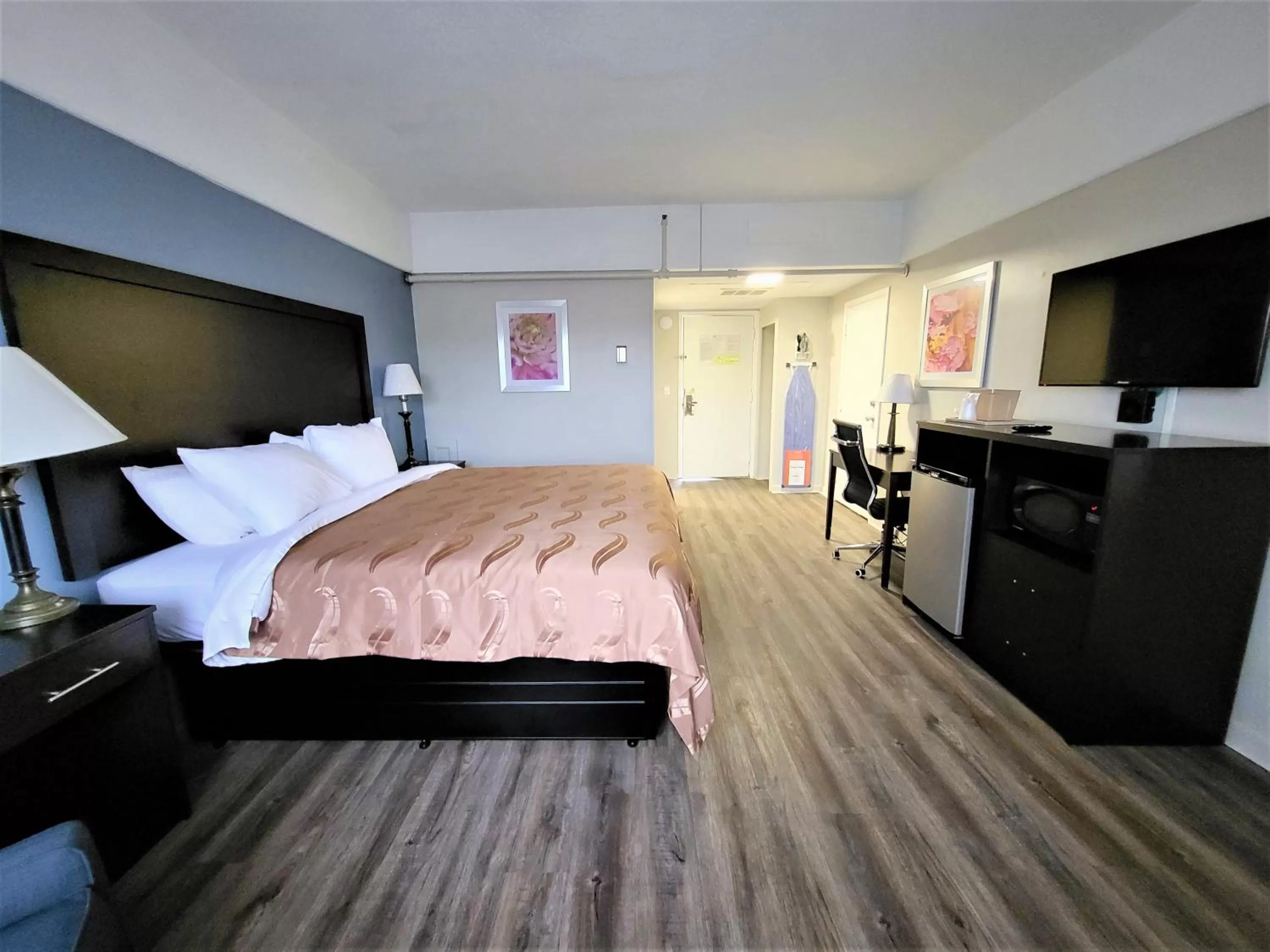 Standard King Room - Smoking in Rodeway Inn Norfolk