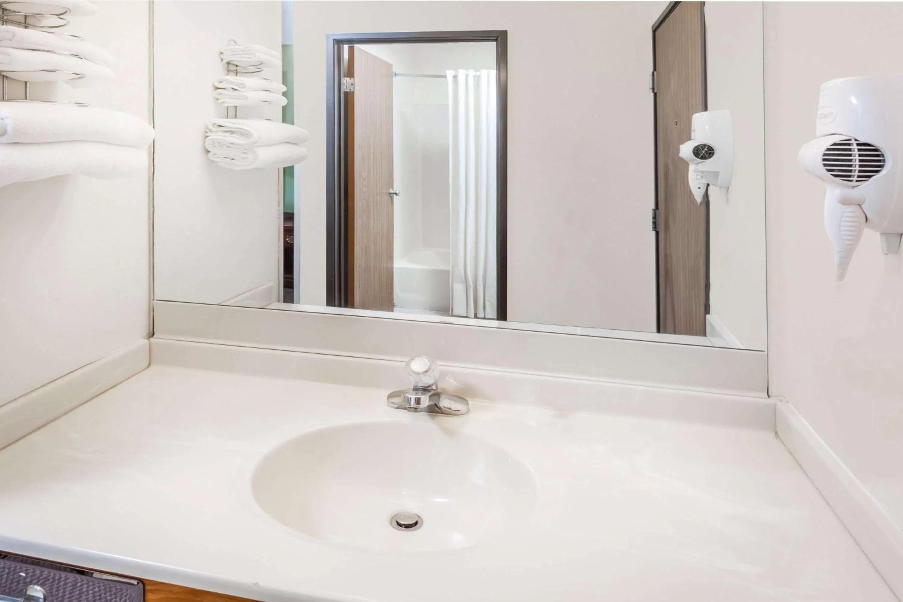 King Suite - Smoking in Super 8 by Wyndham Lincoln