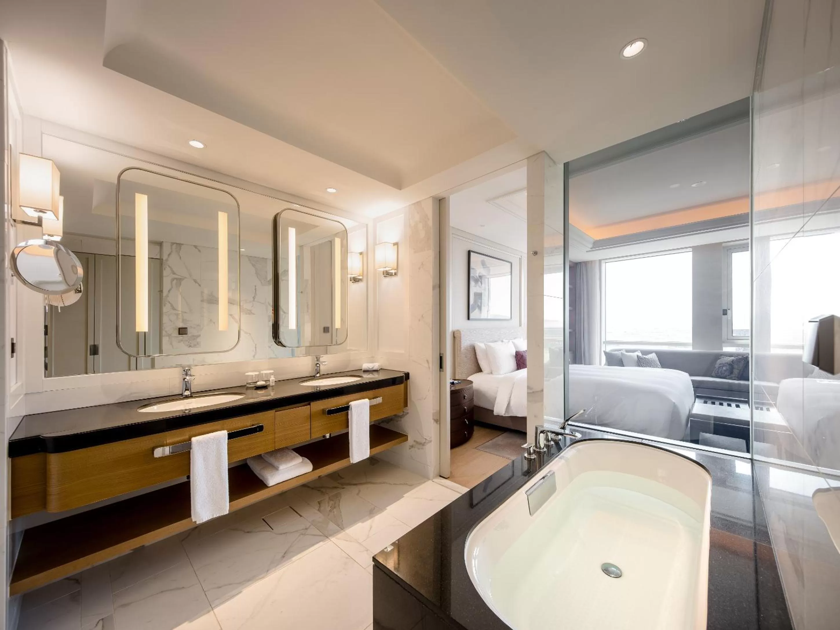 Deluxe Double Room in Paradise City