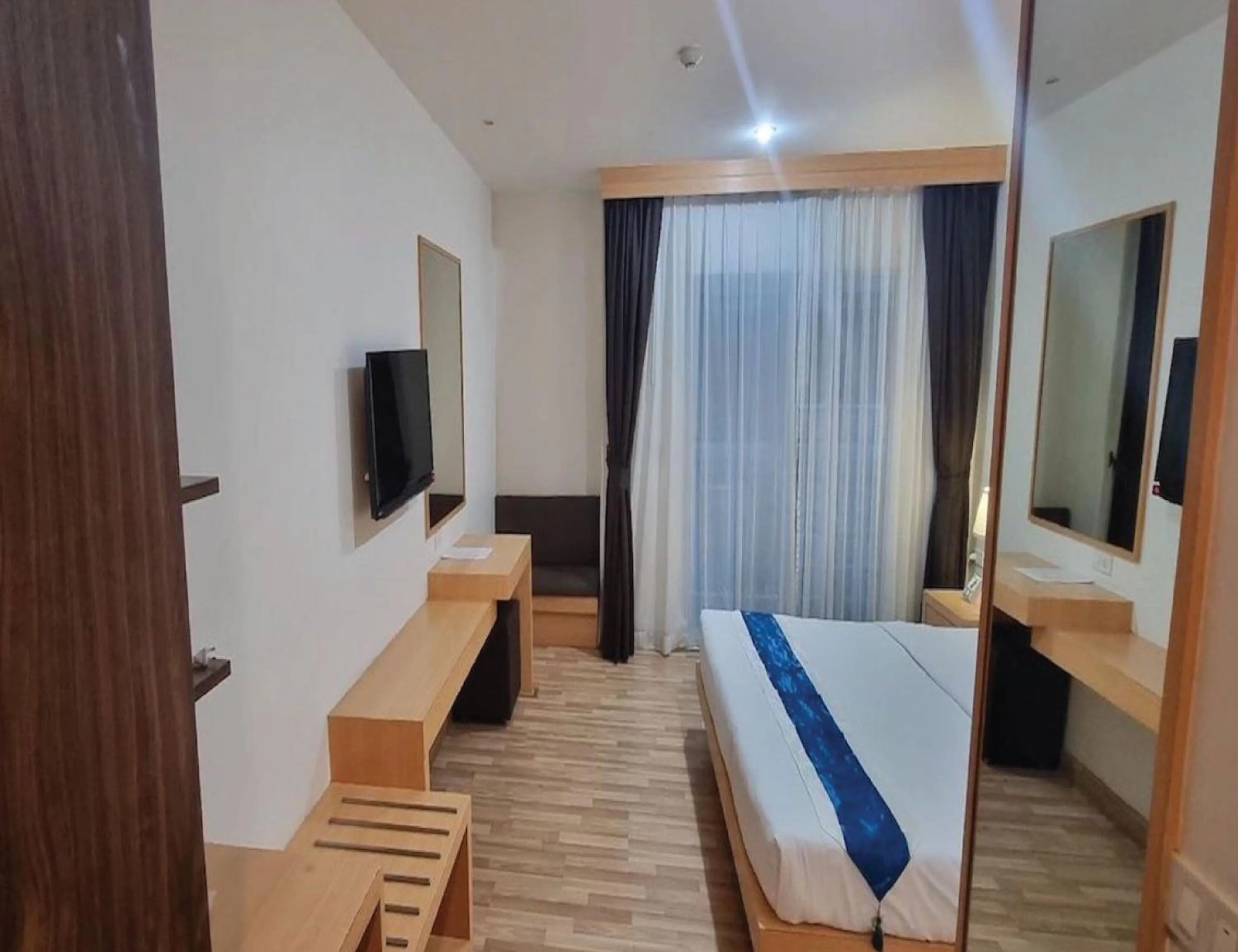 Superior King Room in iCheck inn Central Patong